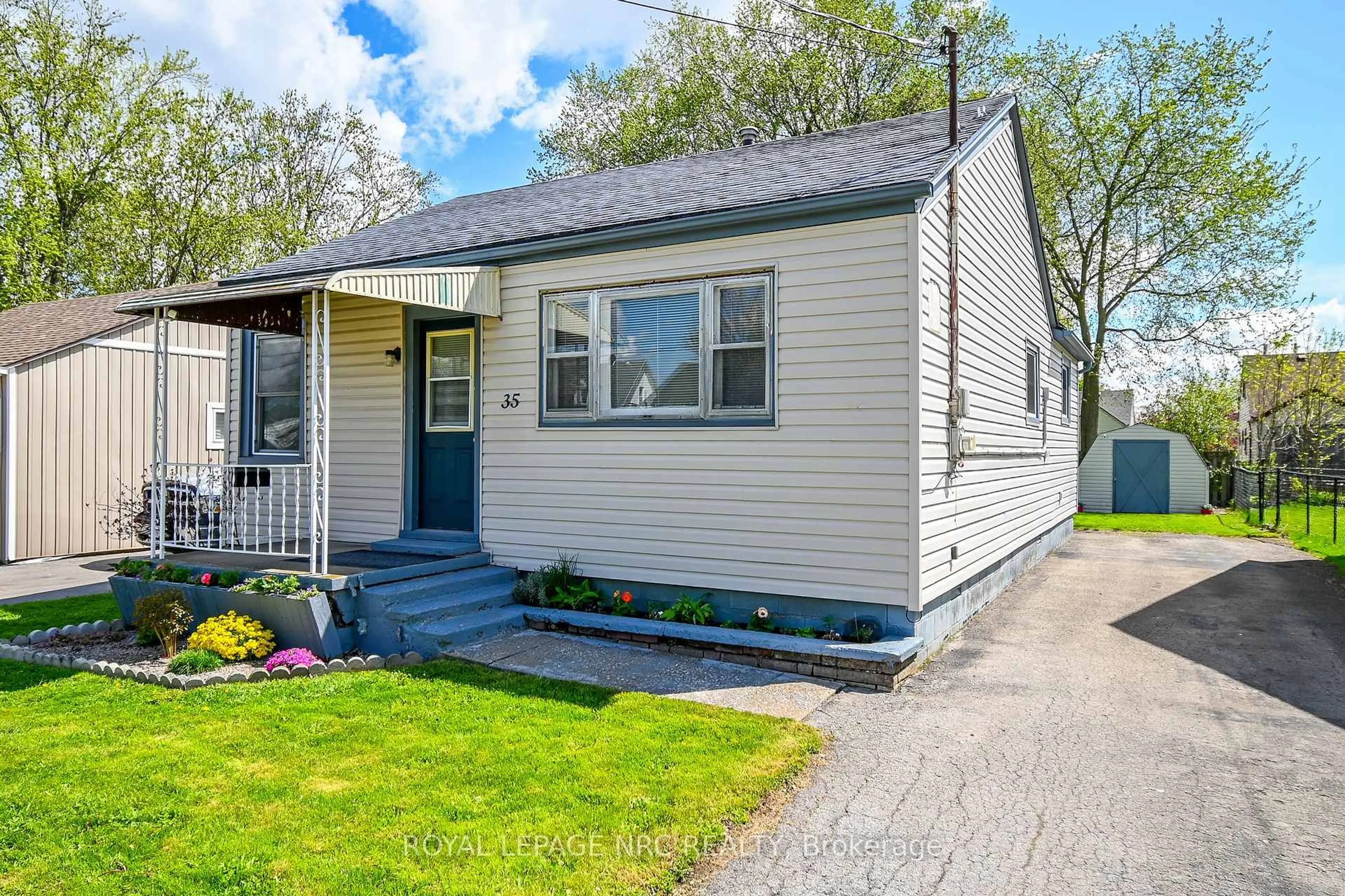 Home with vinyl exterior material, street for 35 Mary St, Fort Erie Ontario L2A 4A4