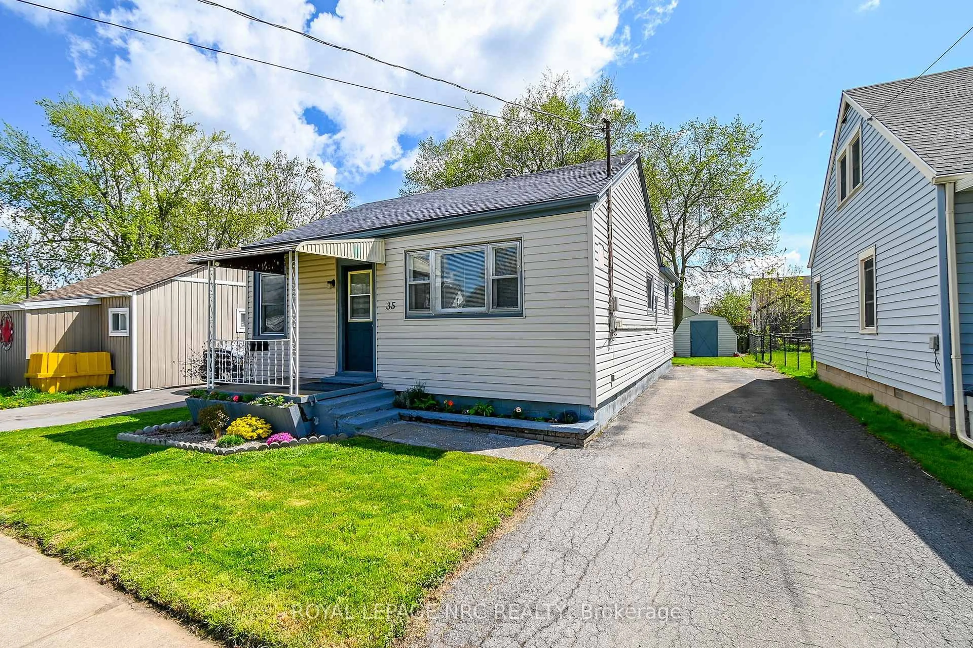 Home with vinyl exterior material, street for 35 Mary St, Fort Erie Ontario L2A 4A4