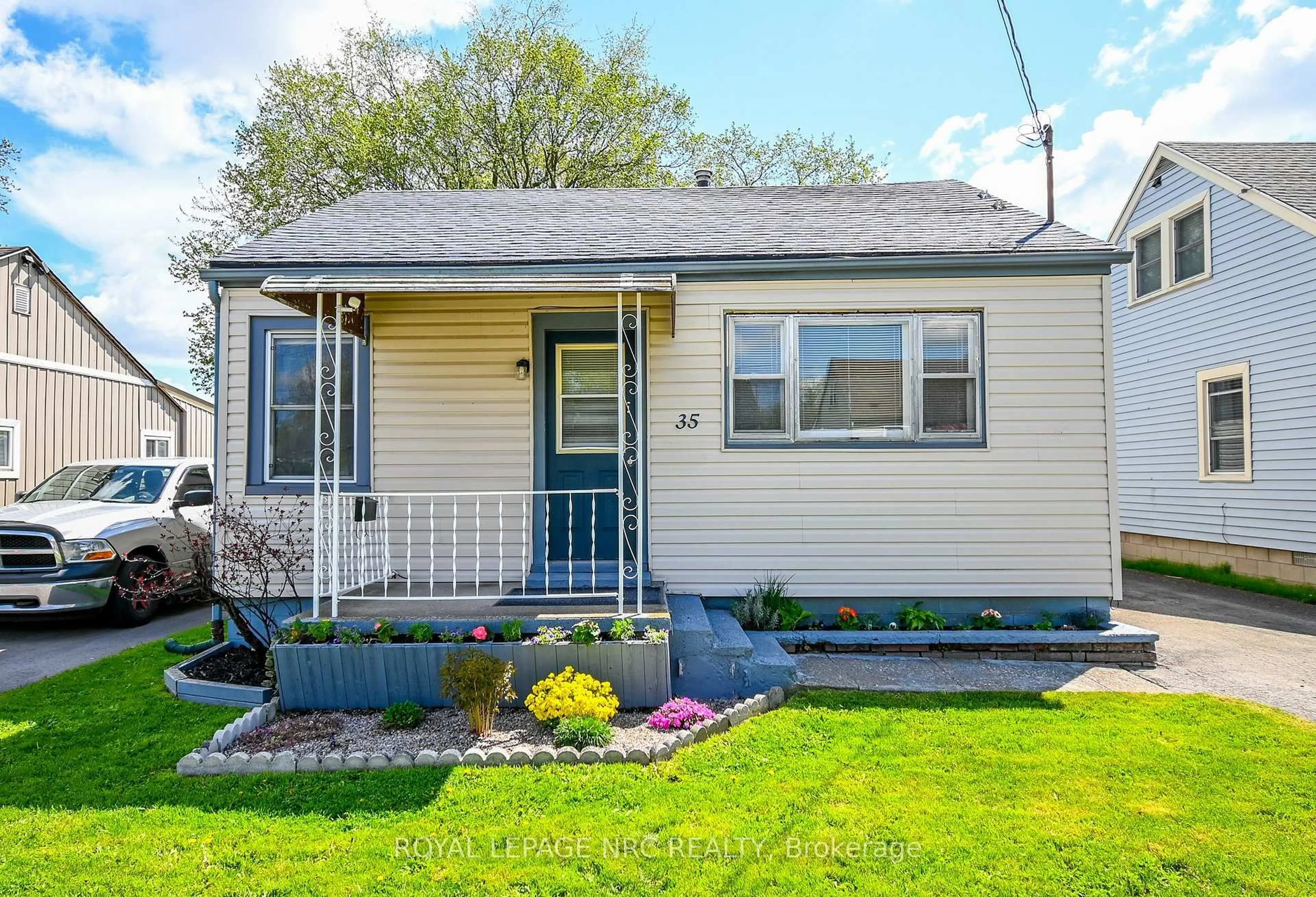 Home with vinyl exterior material, street for 35 Mary St, Fort Erie Ontario L2A 4A4