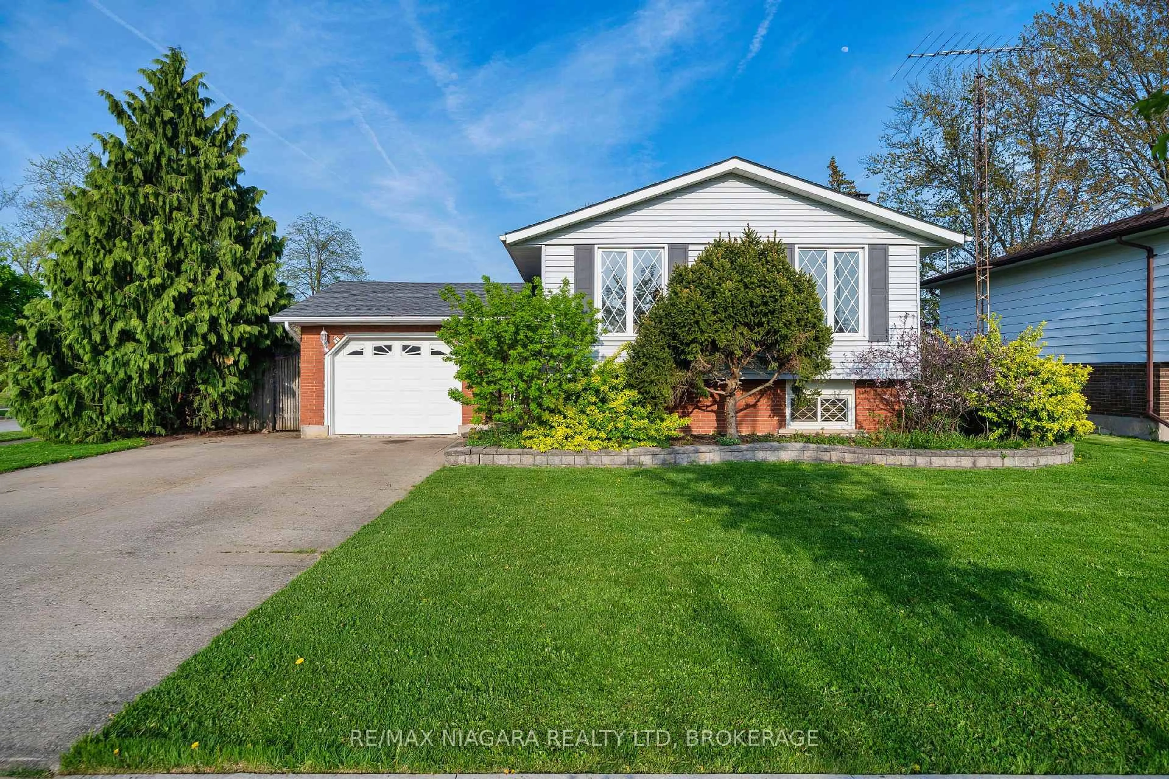 Home with vinyl exterior material, street for 43 PINEHURST Dr, Welland Ontario L3C 3J2
