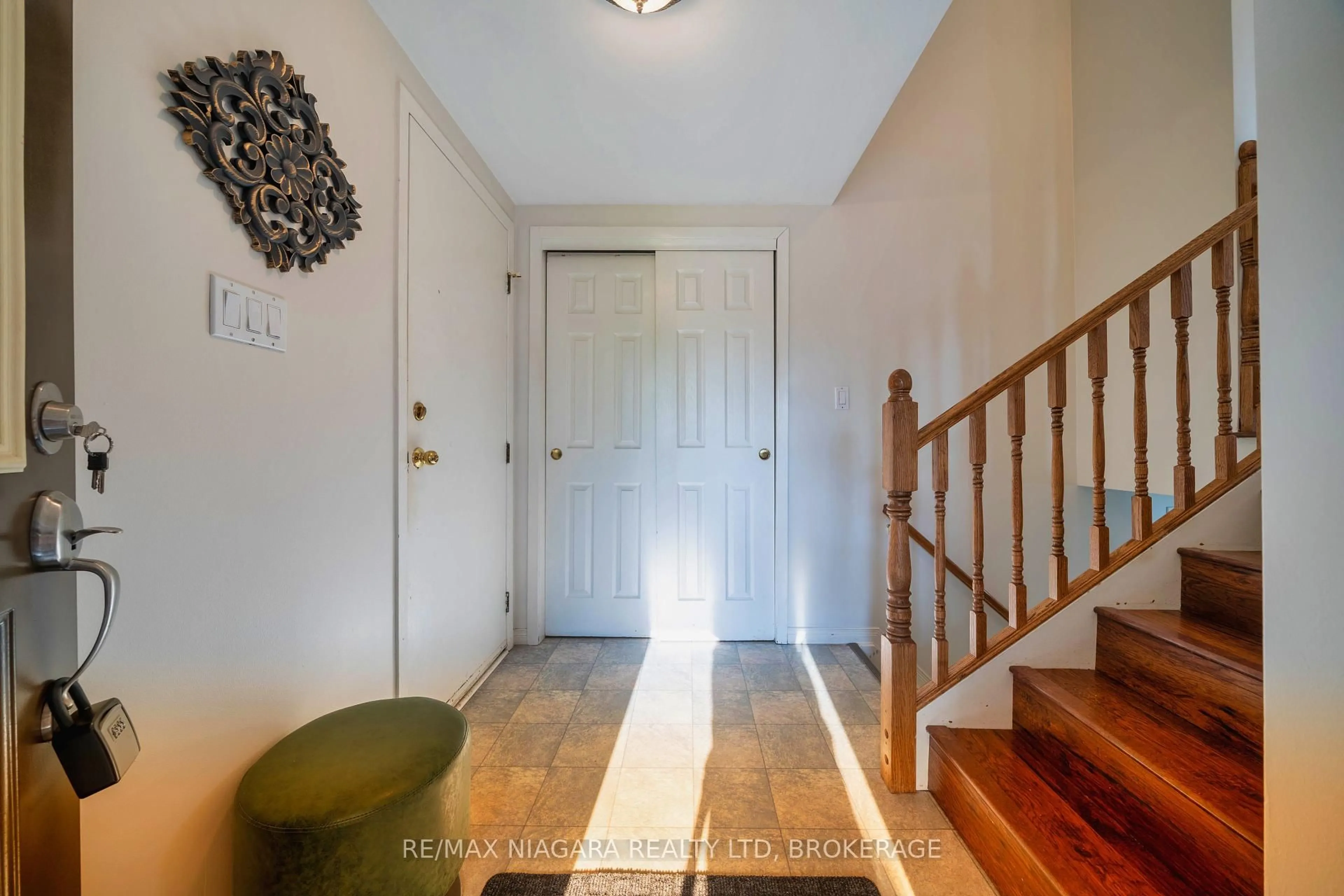 Indoor entryway for 43 PINEHURST Dr, Welland Ontario L3C 3J2