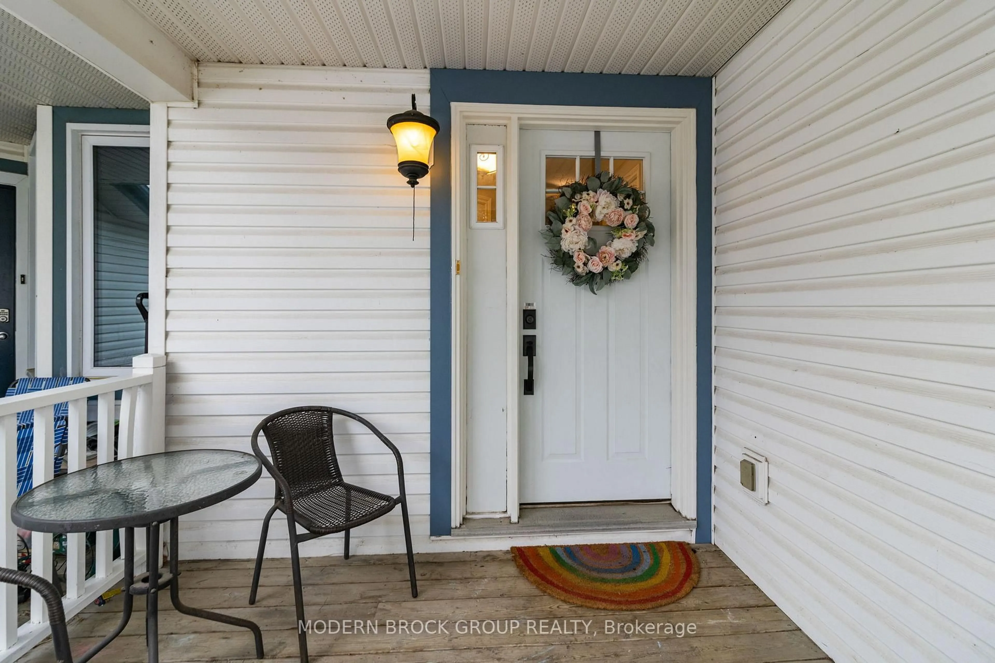 Indoor entryway for 828 Maley St, North Grenville Ontario K0G 1J0