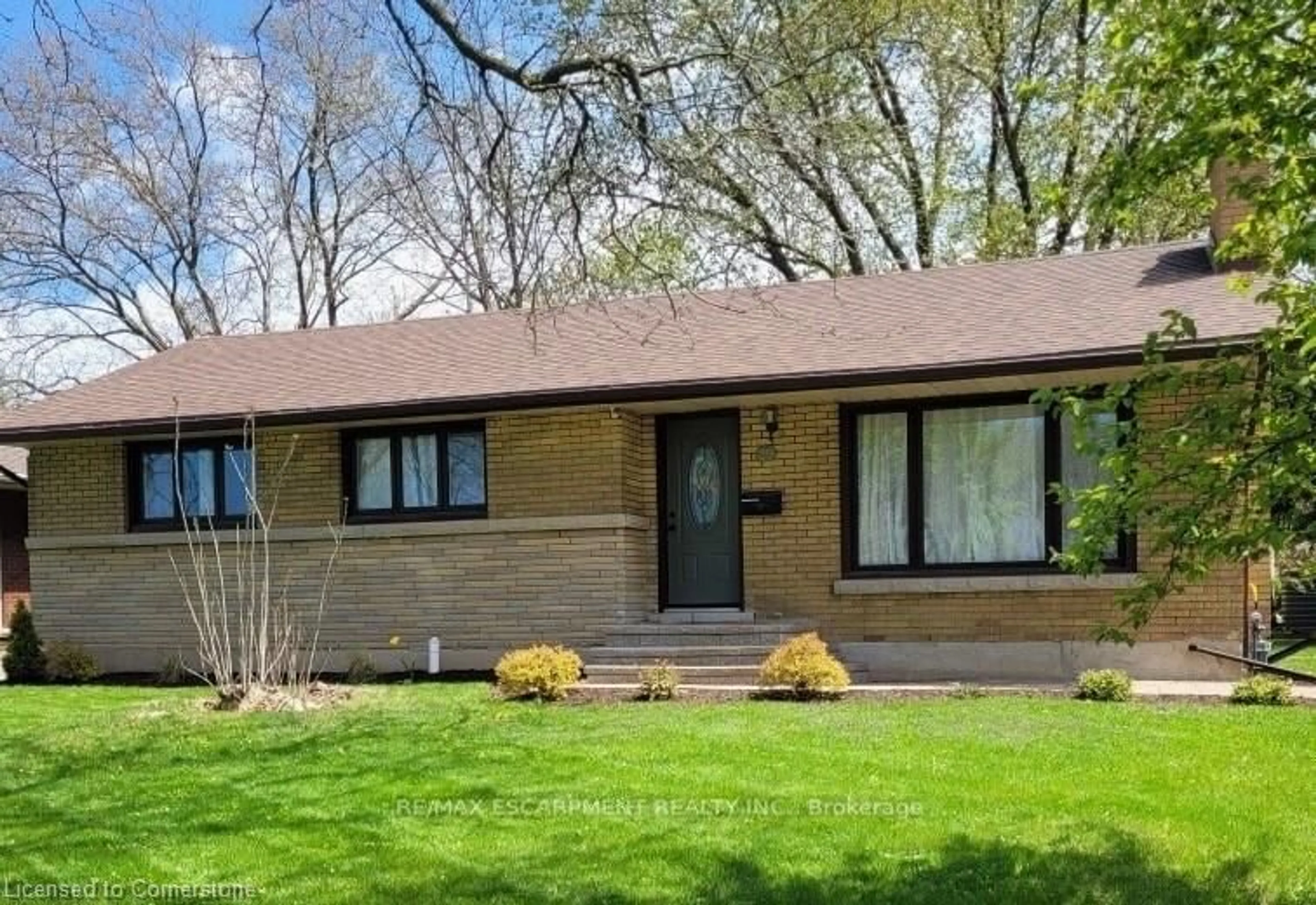 Home with vinyl exterior material, street for 29 Masterson Ave, St. Catharines Ontario L2T 3P2