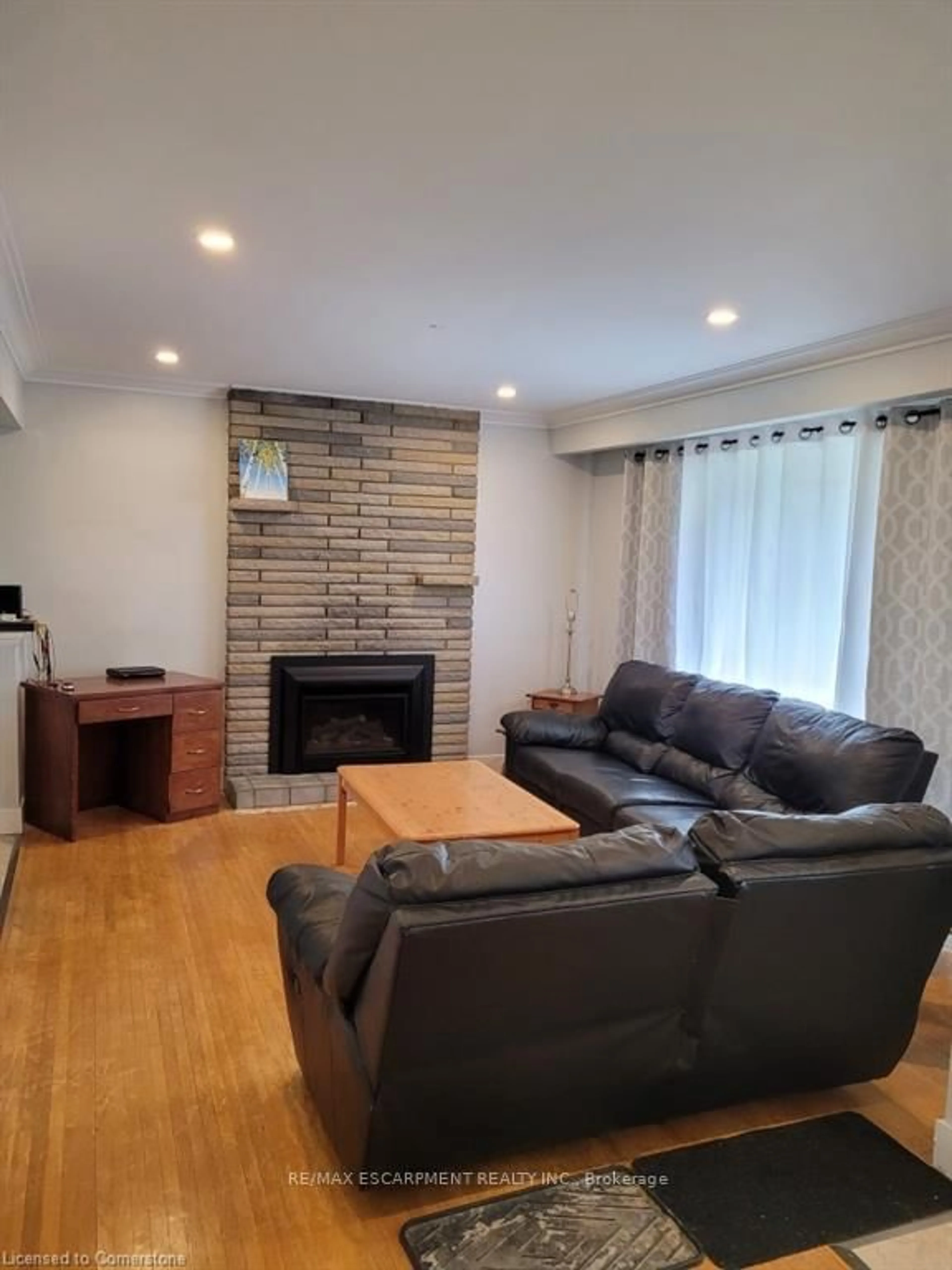 Living room with furniture, wood/laminate floor for 29 Masterson Ave, St. Catharines Ontario L2T 3P2