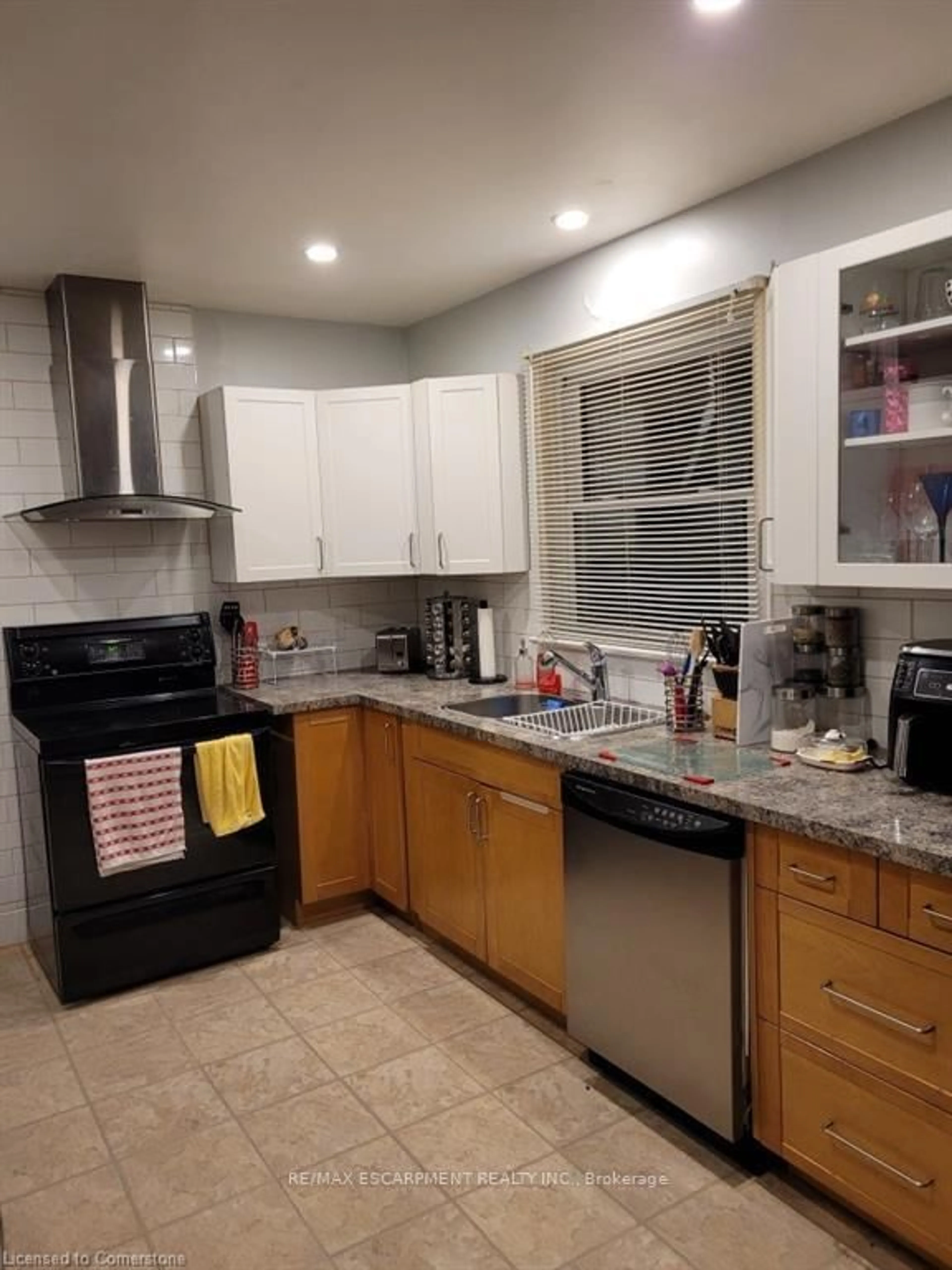 Standard kitchen, ceramic/tile floor for 29 Masterson Ave, St. Catharines Ontario L2T 3P2