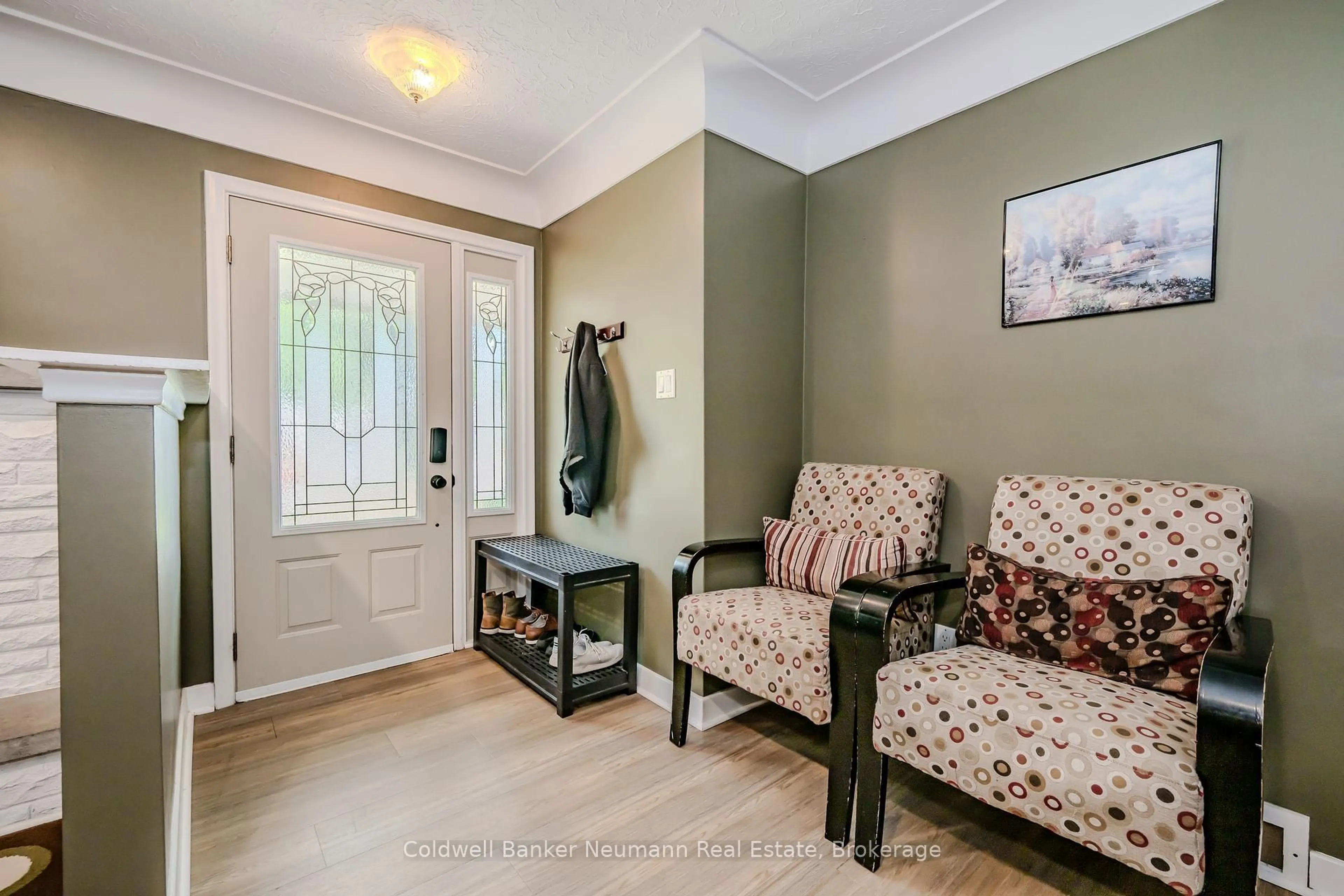 Indoor entryway for 31 SHARON Ave, Welland Ontario L3C 4M8