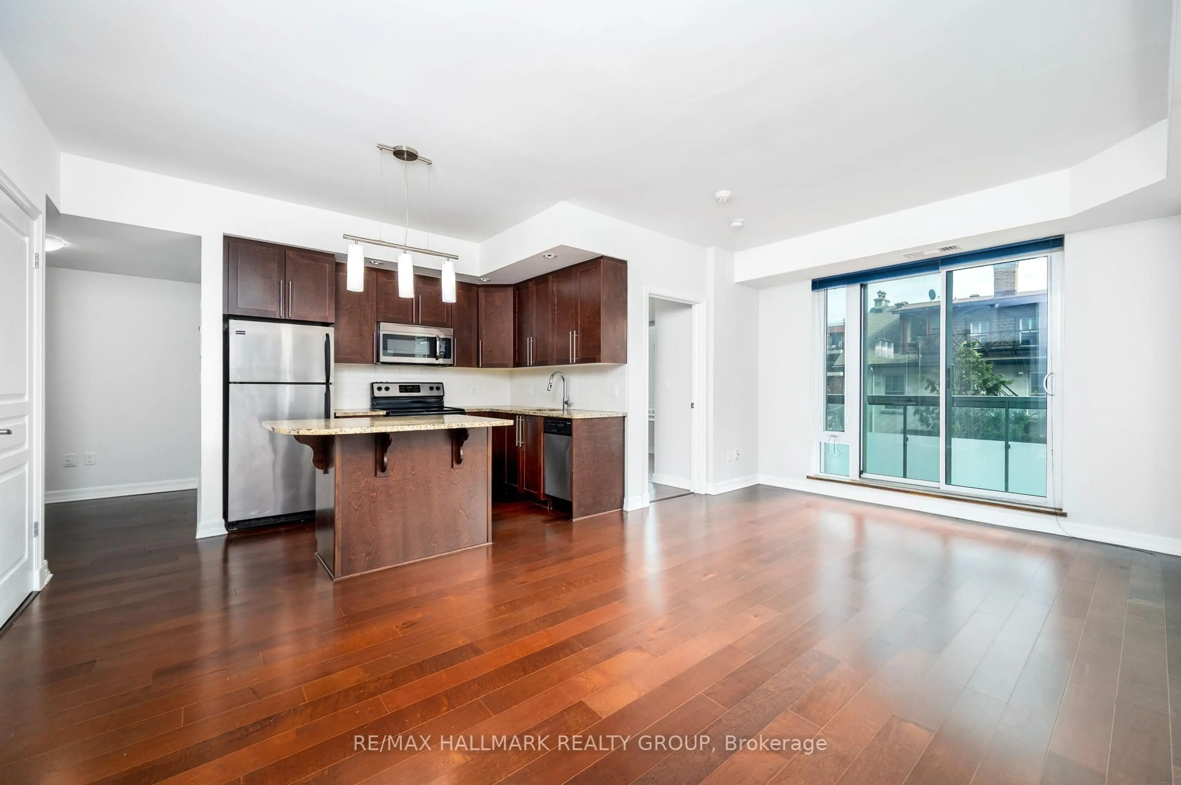 Open concept kitchen, wood/laminate floor for 238 Besserer St #405, Ottawa Ontario K1N 6B1