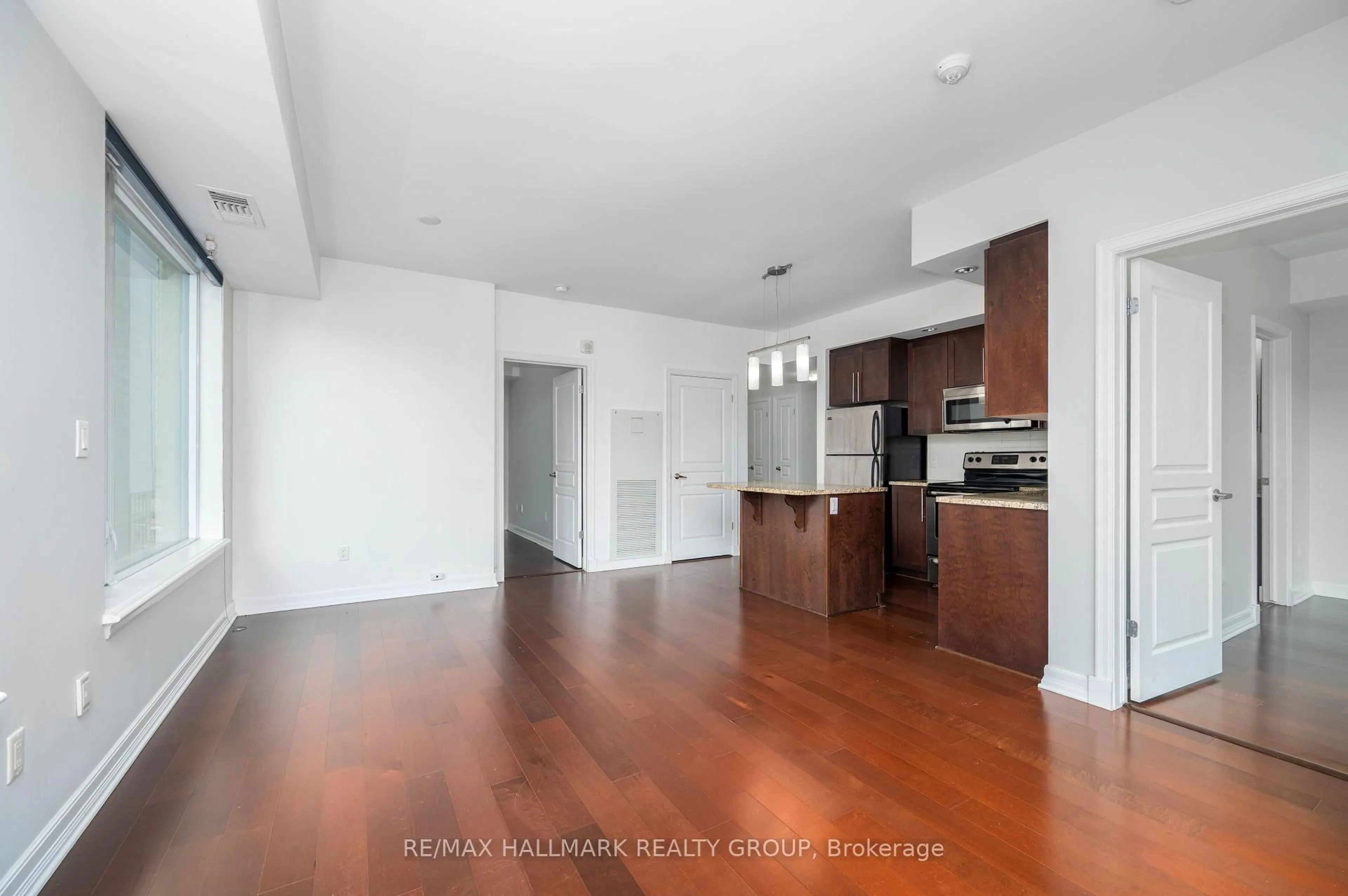 Open concept kitchen, wood/laminate floor for 238 Besserer St #405, Ottawa Ontario K1N 6B1