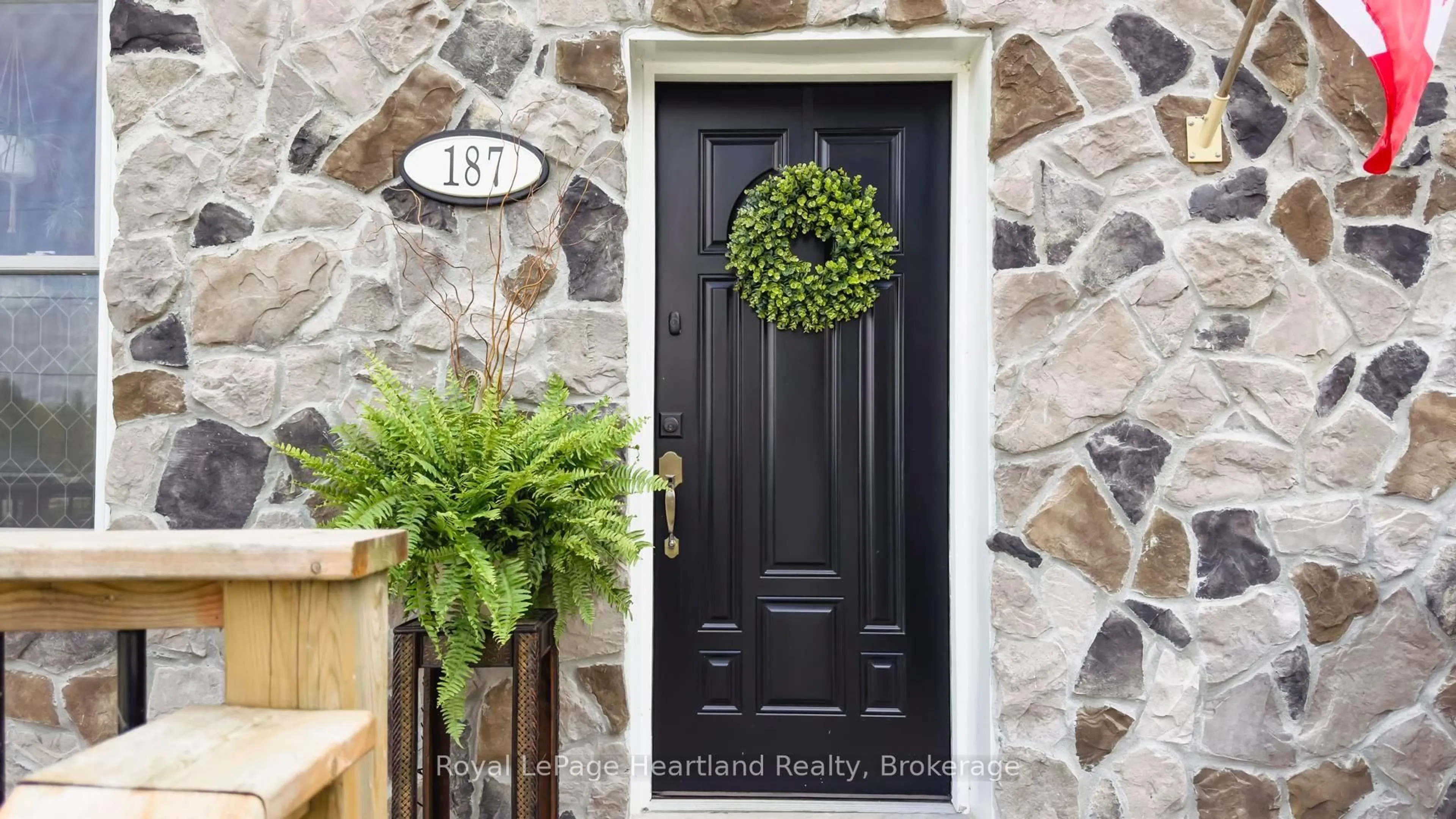 Indoor entryway for 187 Westmoreland St, North Huron Ontario M6H 3A1