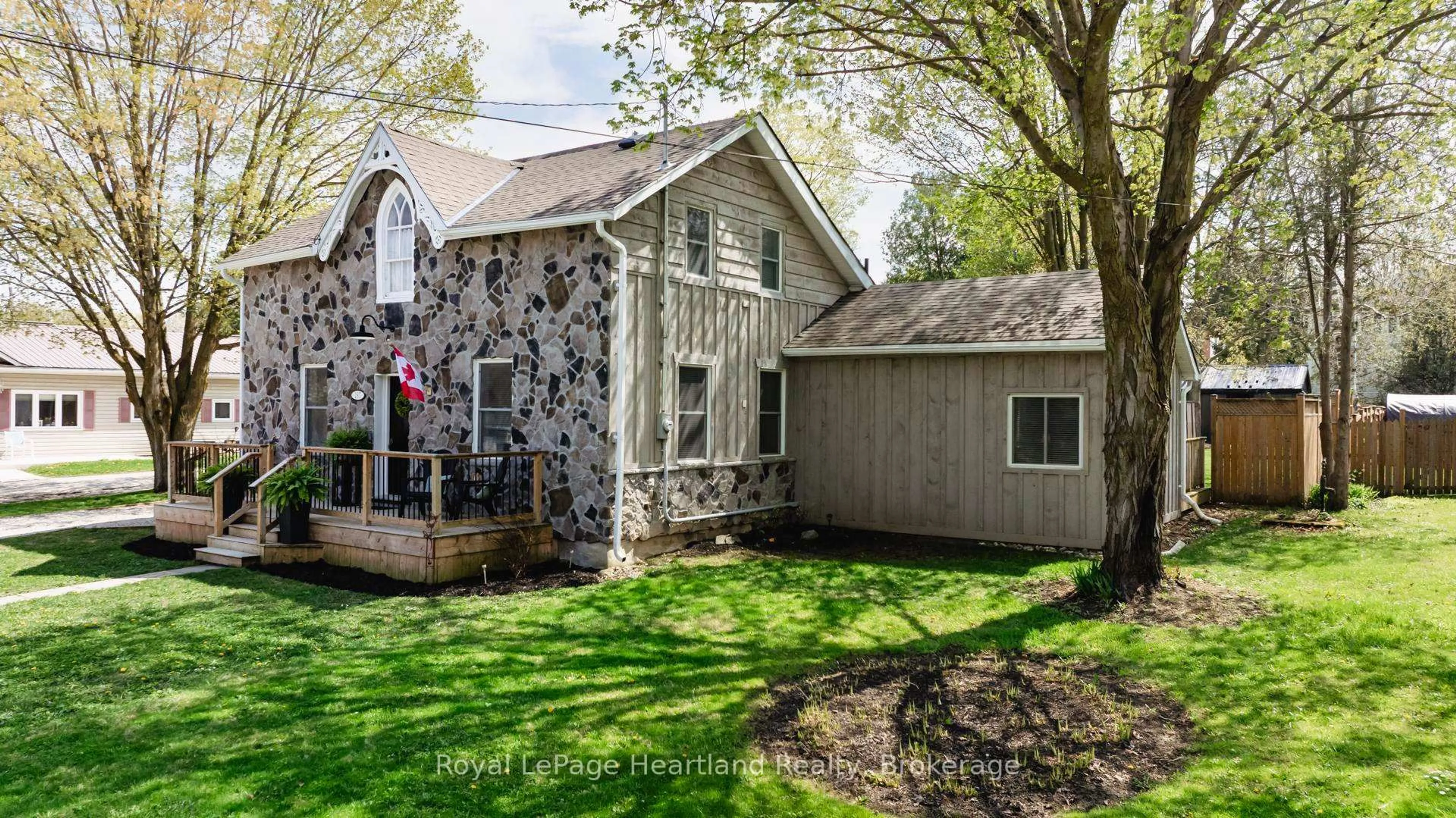 Home with vinyl exterior material, street for 187 Westmoreland St, North Huron Ontario M6H 3A1