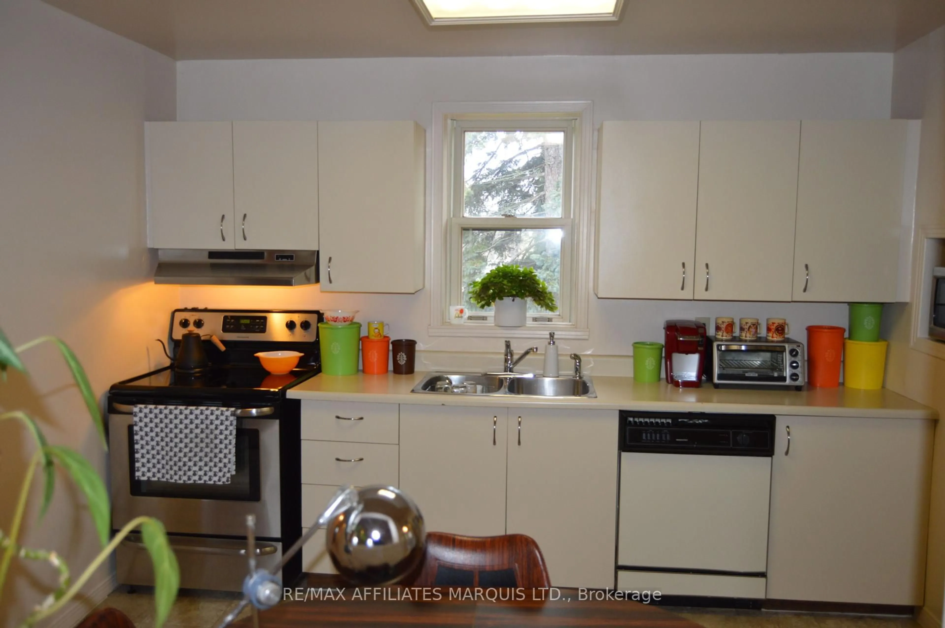 Standard kitchen, unknown for 68 Pine Lane, Cornwall Ontario K6J 5W9
