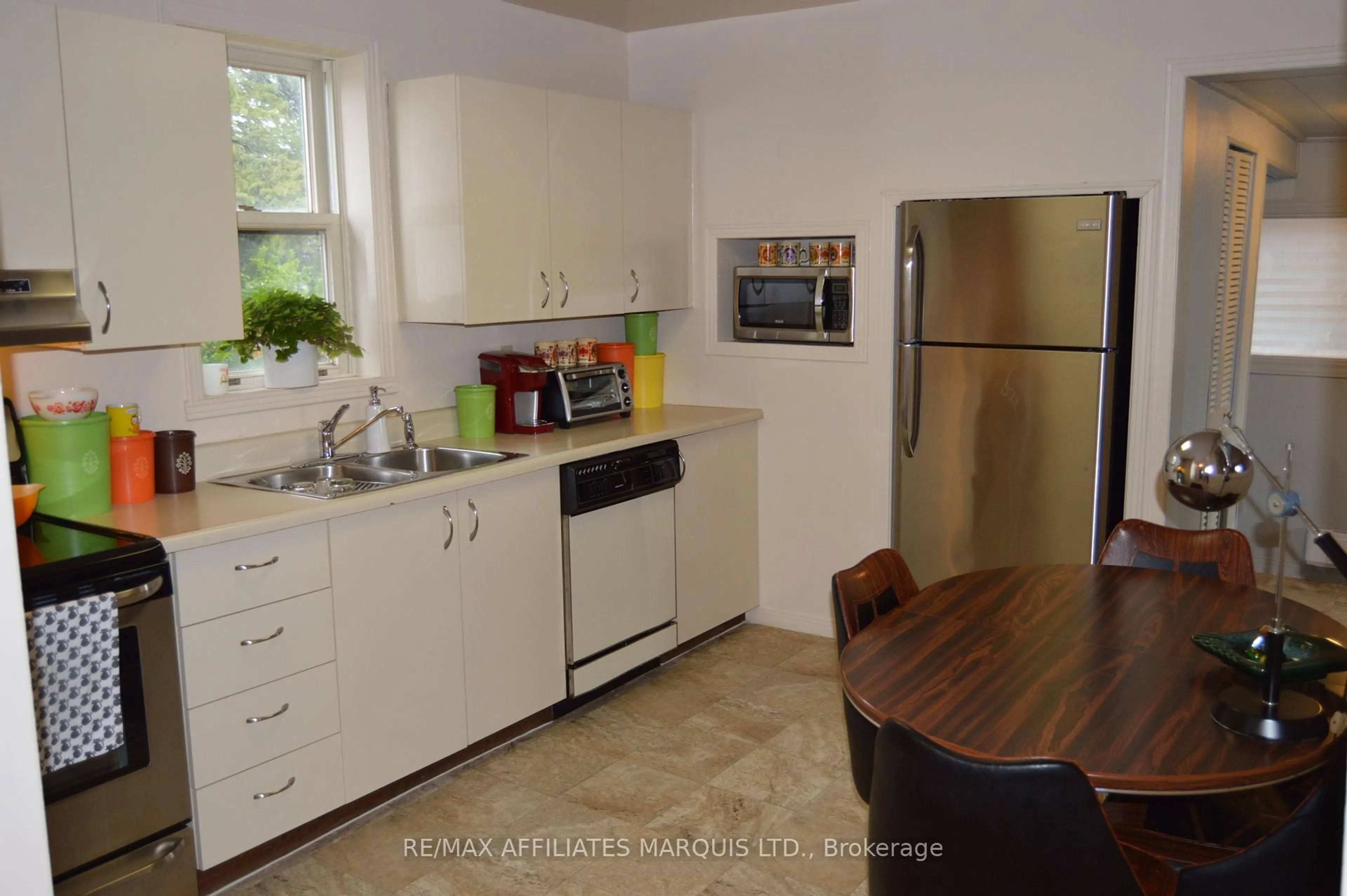 Standard kitchen, unknown for 68 Pine Lane, Cornwall Ontario K6J 5W9