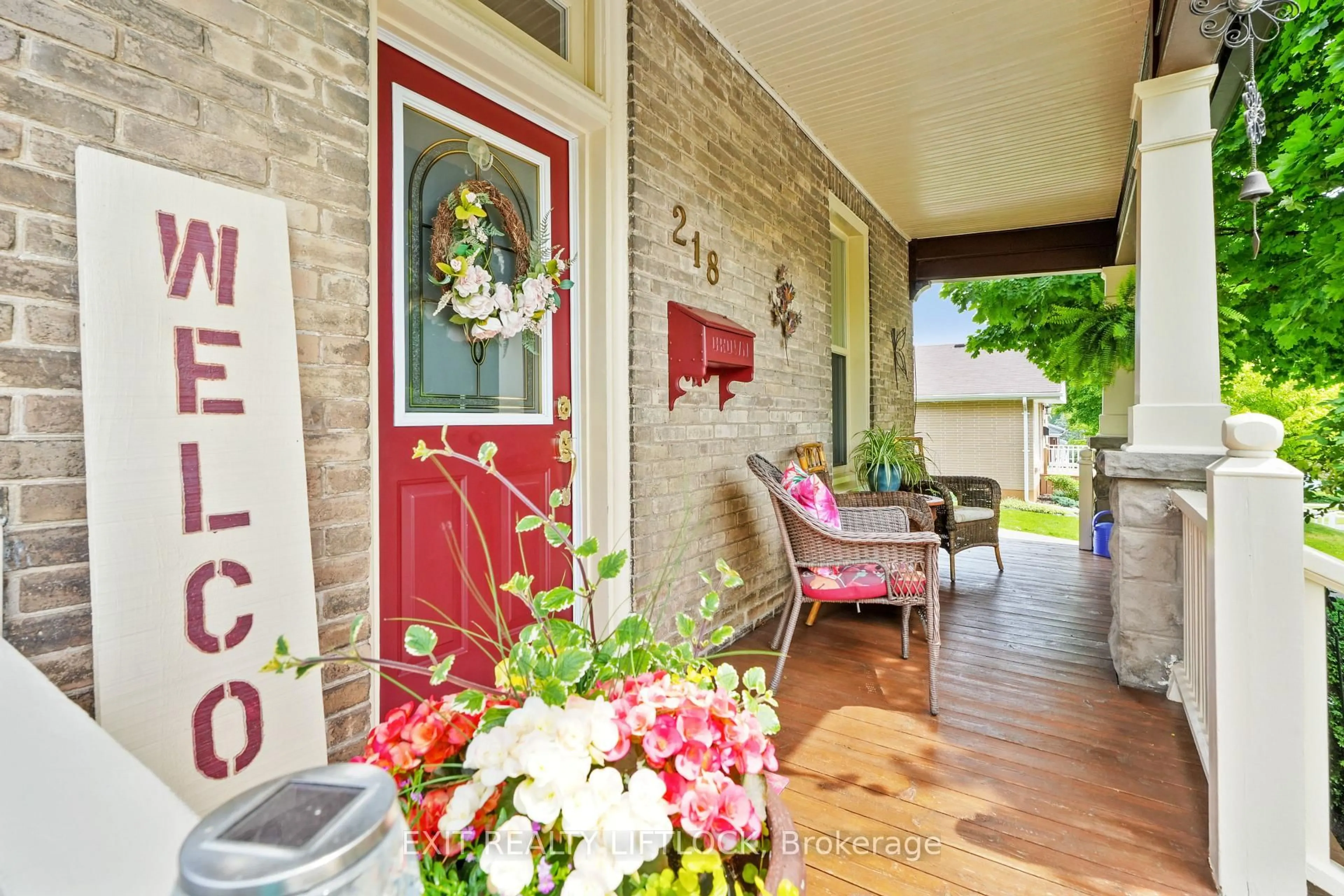 Indoor entryway for 218 Lee St, Peterborough North Ontario K9H 5N9