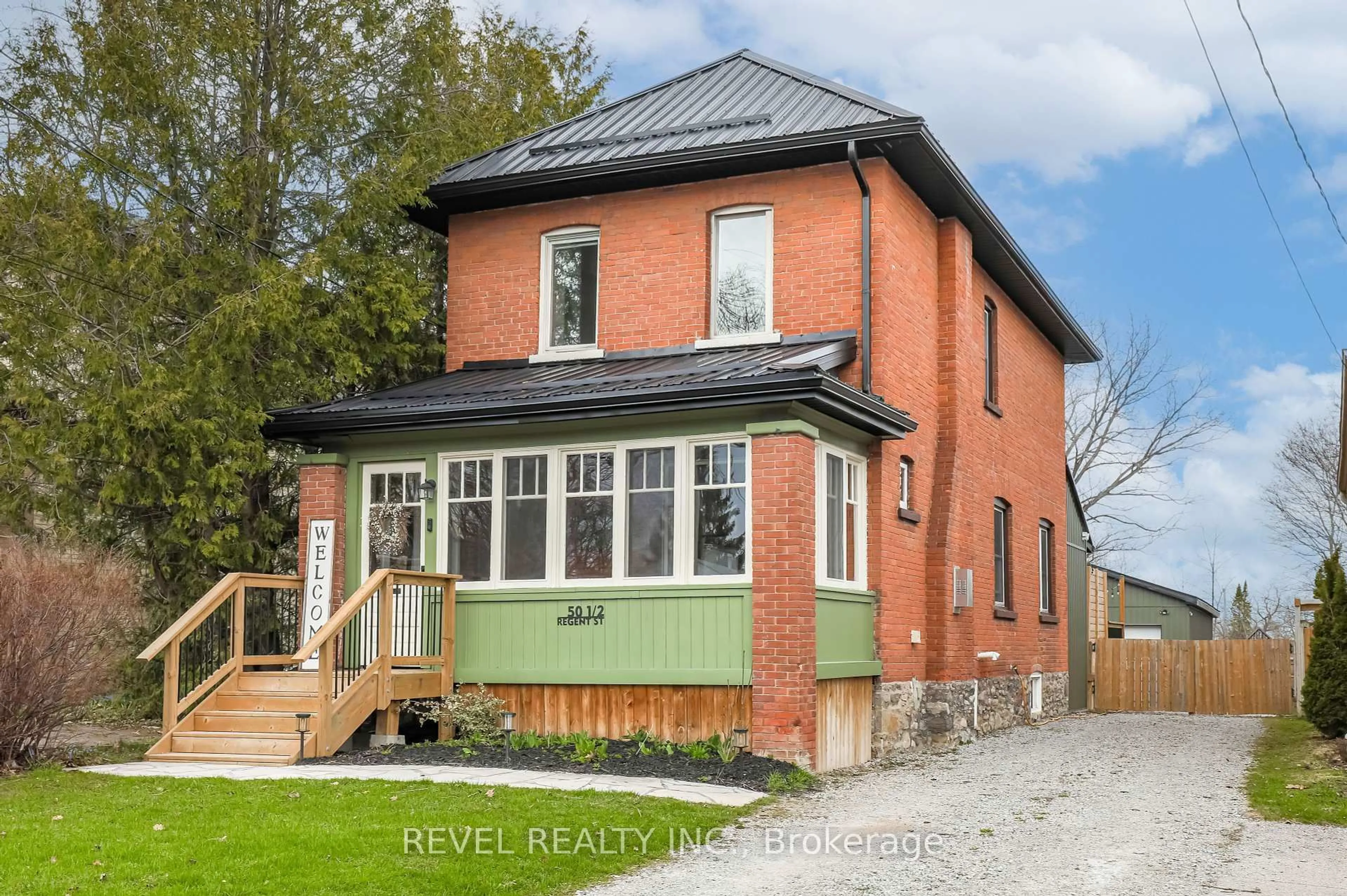 Home with brick exterior material, building for 50.5 Regent St, Kawartha Lakes Ontario K9V 3V2