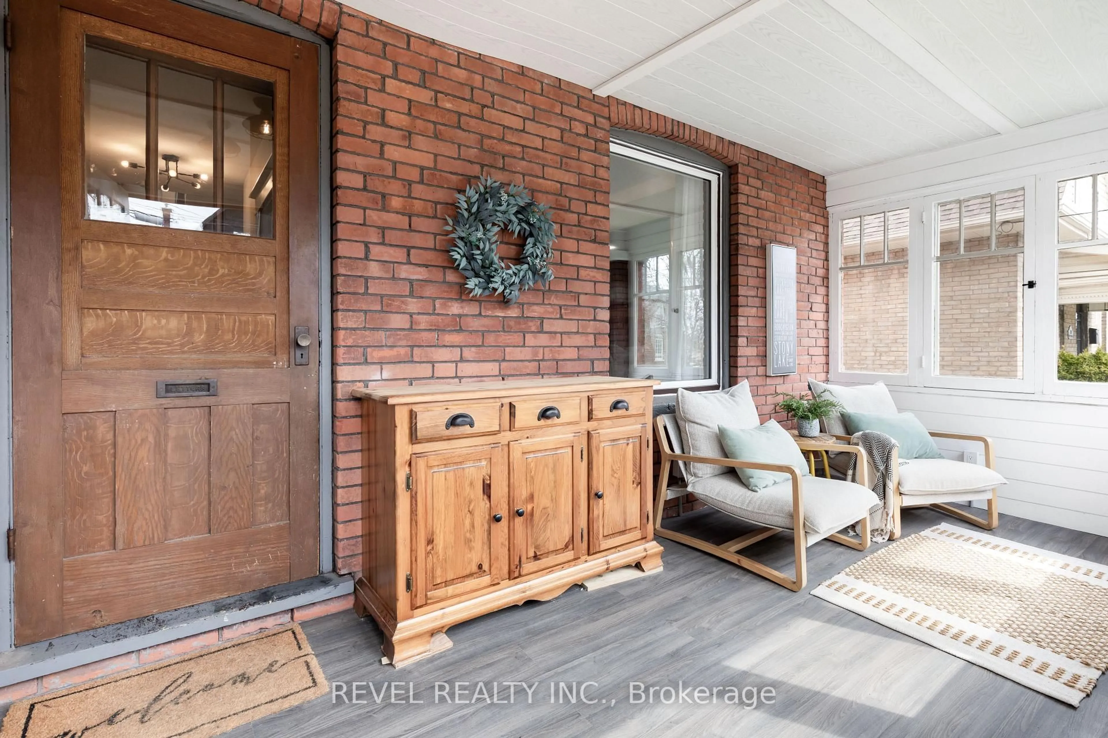 Indoor entryway for 50.5 Regent St, Kawartha Lakes Ontario K9V 3V2
