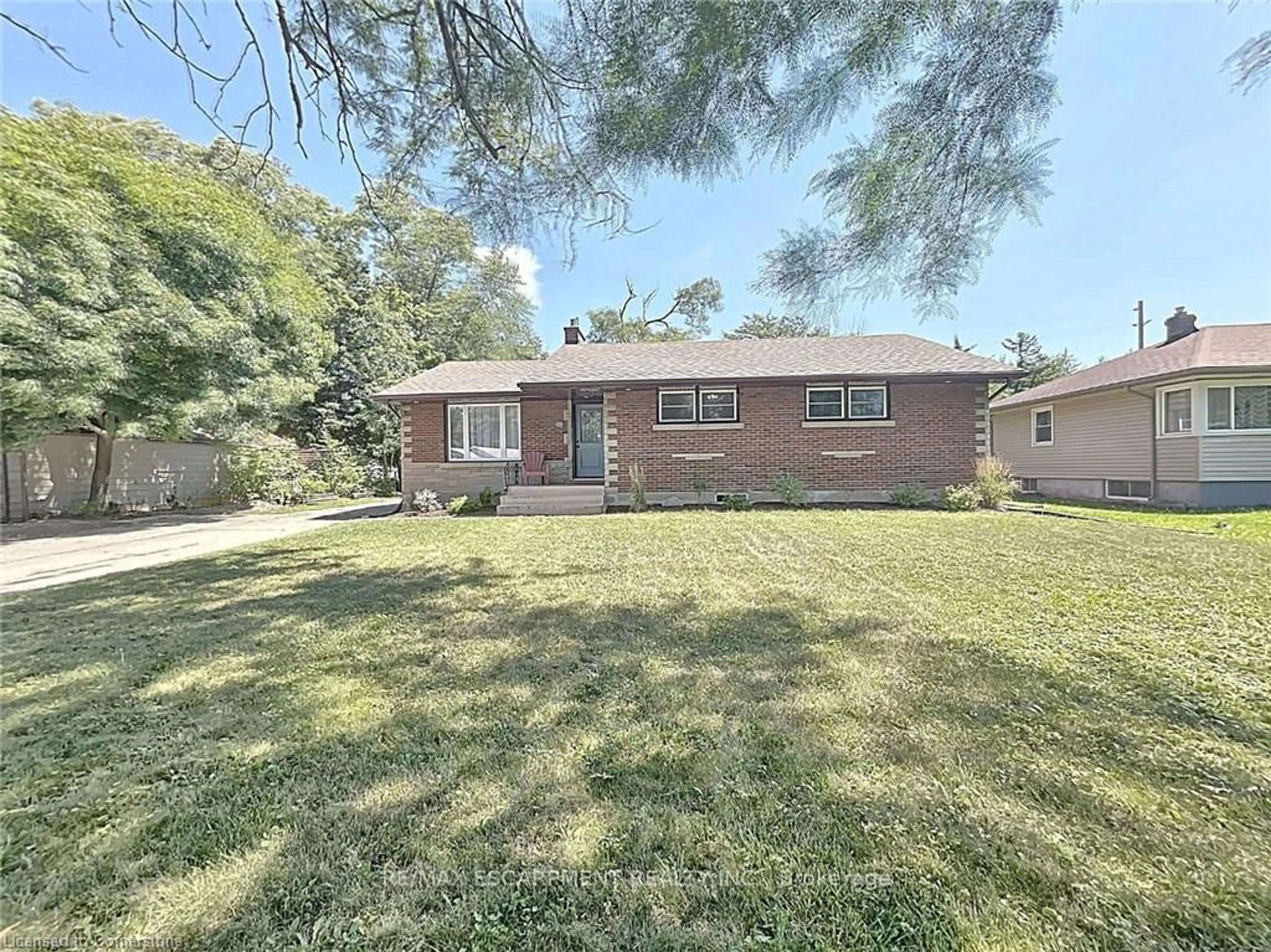 A pic from outside/outdoor area/front of a property/back of a property/a pic from drone, street for 31 Masterson Ave, St. Catharines Ontario L2T 3P2