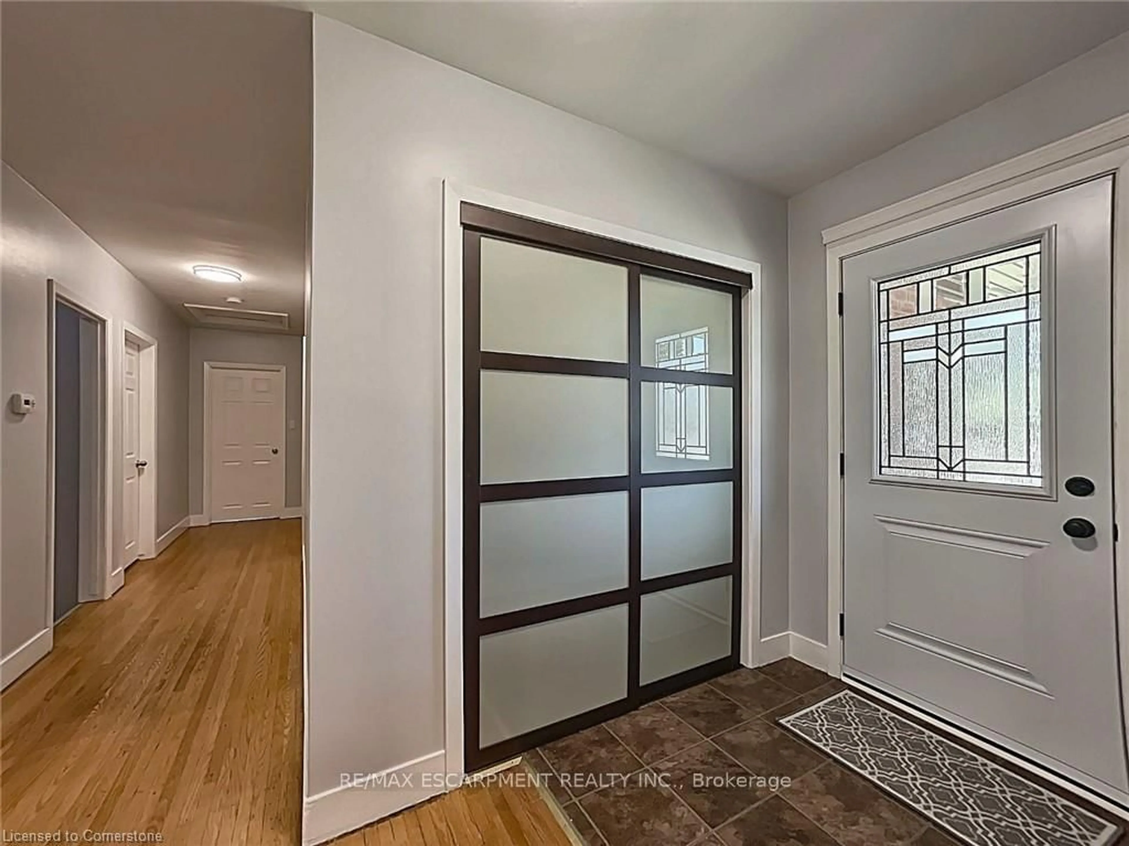 Indoor entryway for 31 Masterson Ave, St. Catharines Ontario L2T 3P2