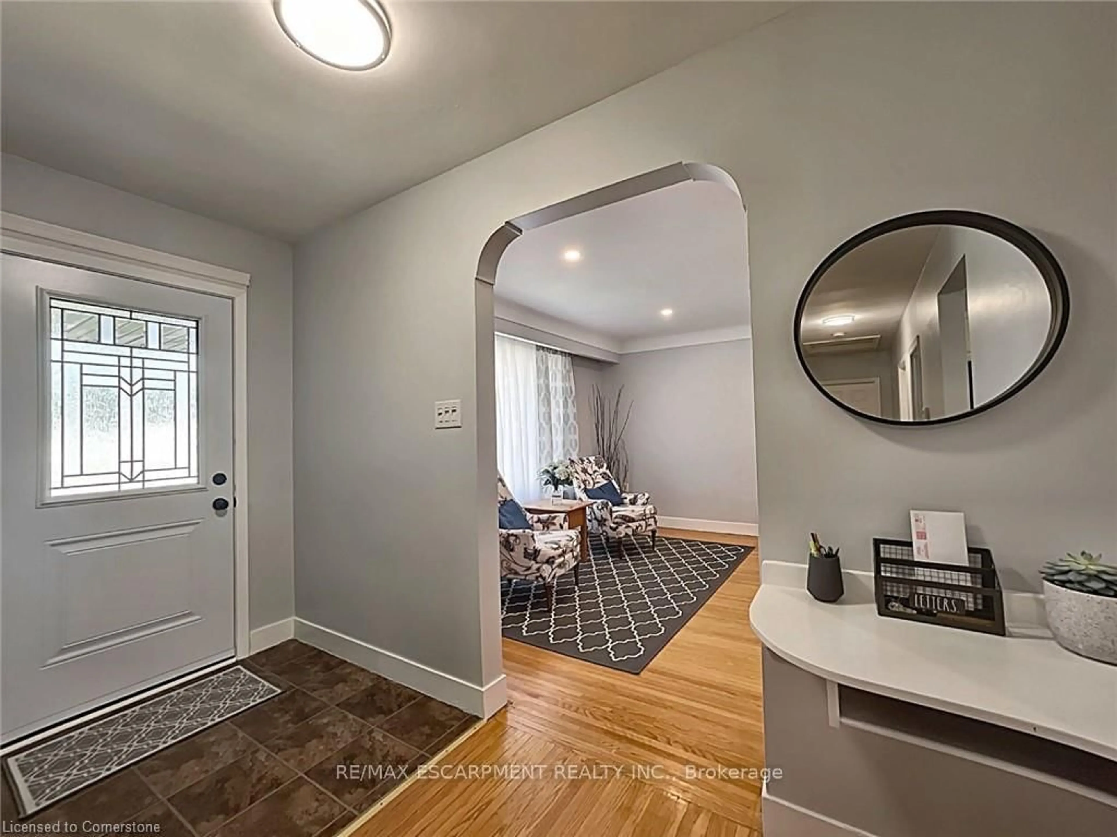 Indoor entryway for 31 Masterson Ave, St. Catharines Ontario L2T 3P2