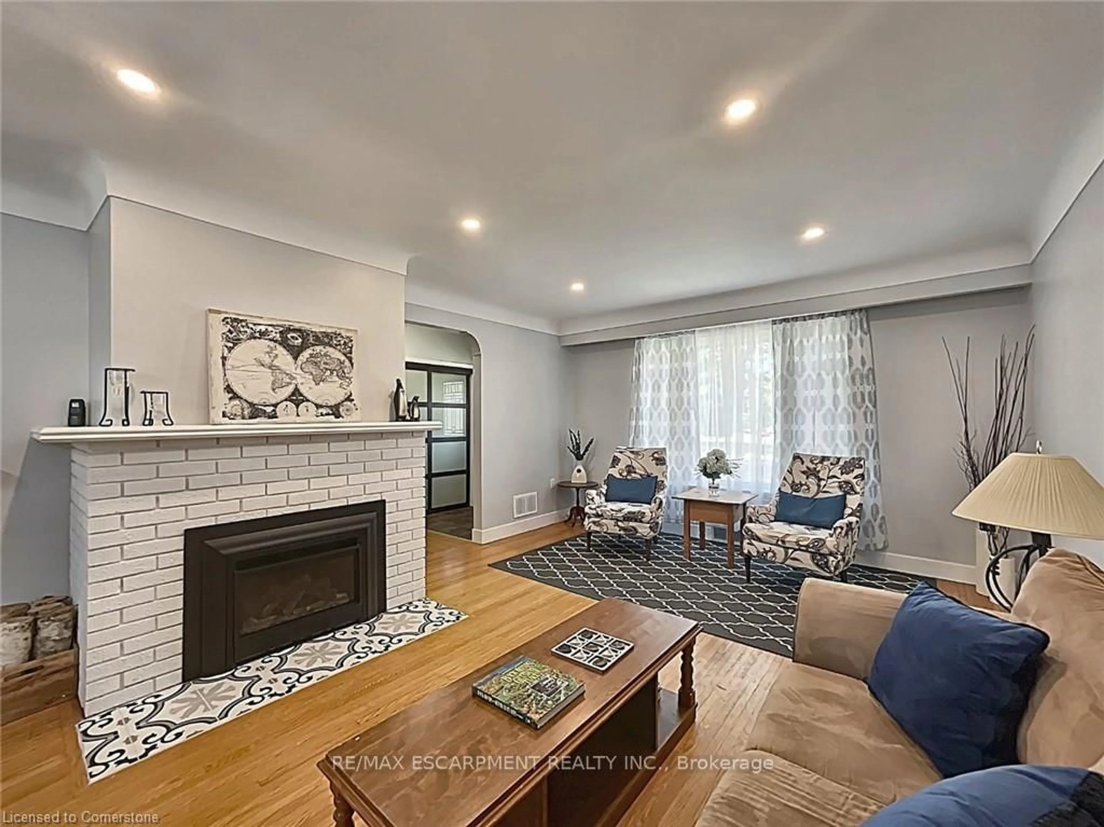 Living room with furniture, unknown for 31 Masterson Ave, St. Catharines Ontario L2T 3P2