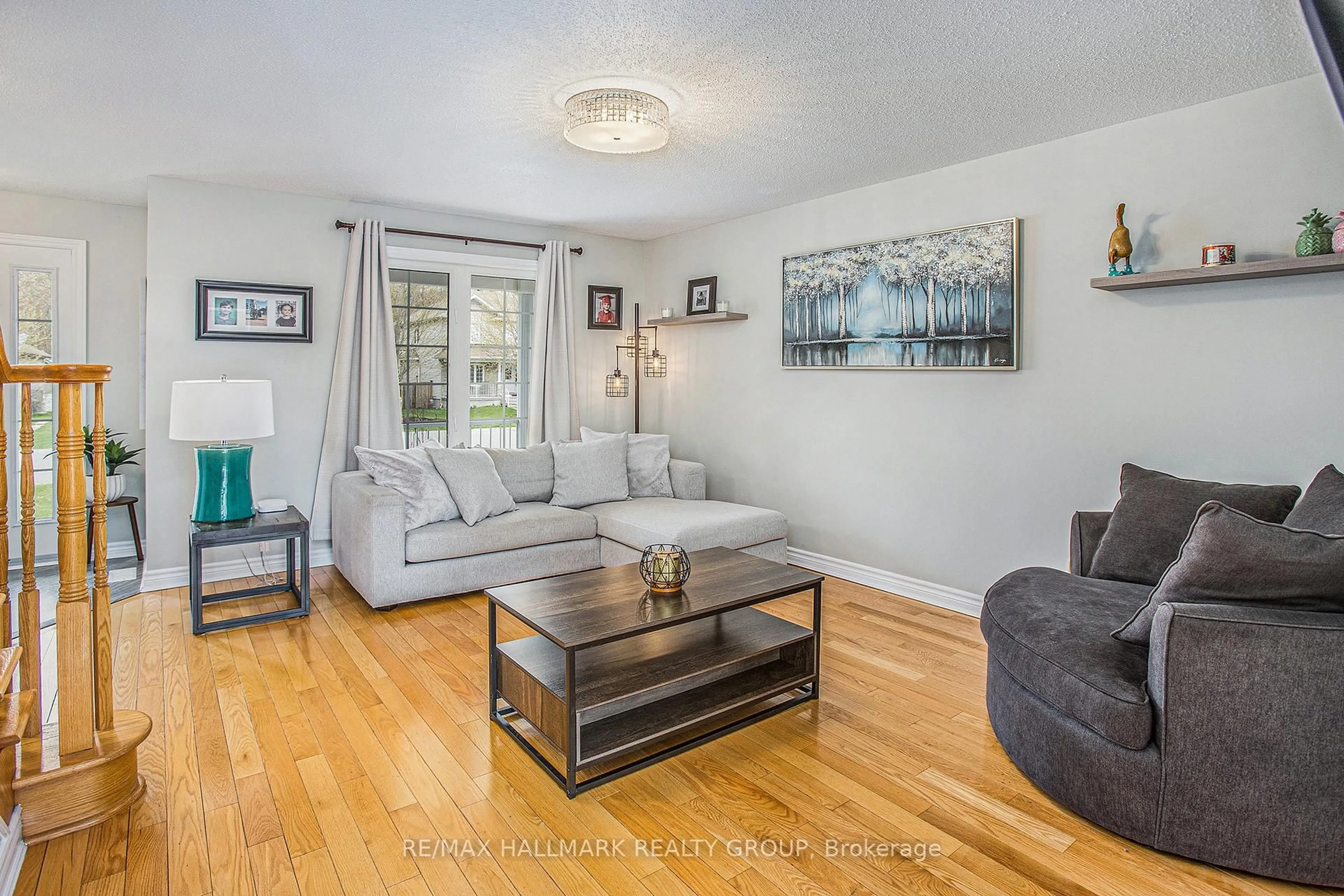 Living room with furniture, wood/laminate floor for 45 OASIS St, The Nation Ontario K0A 2M0