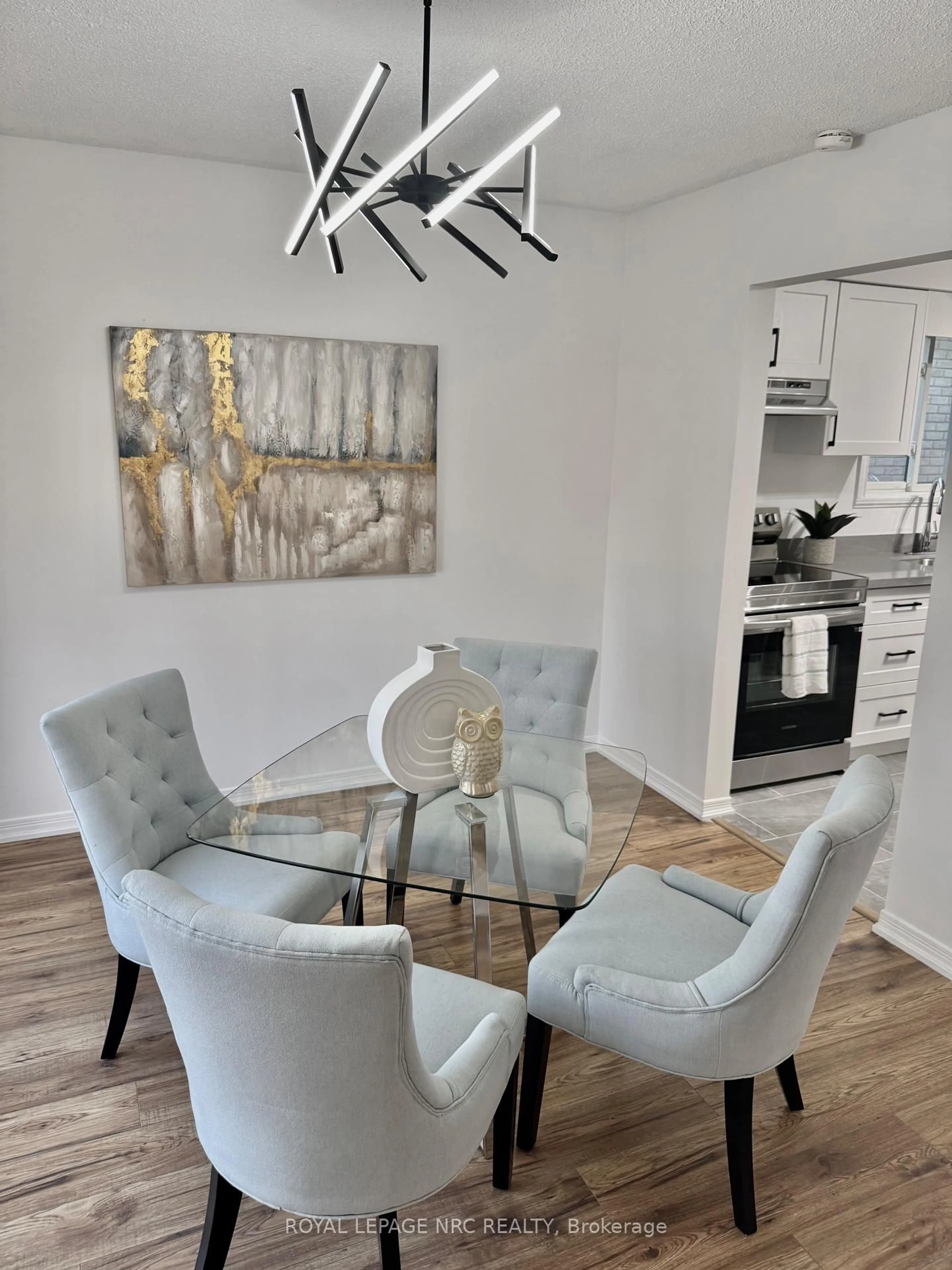 Dining room, wood/laminate floor for 10 Cornwell Circ, St. Catharines Ontario L2S 3C5