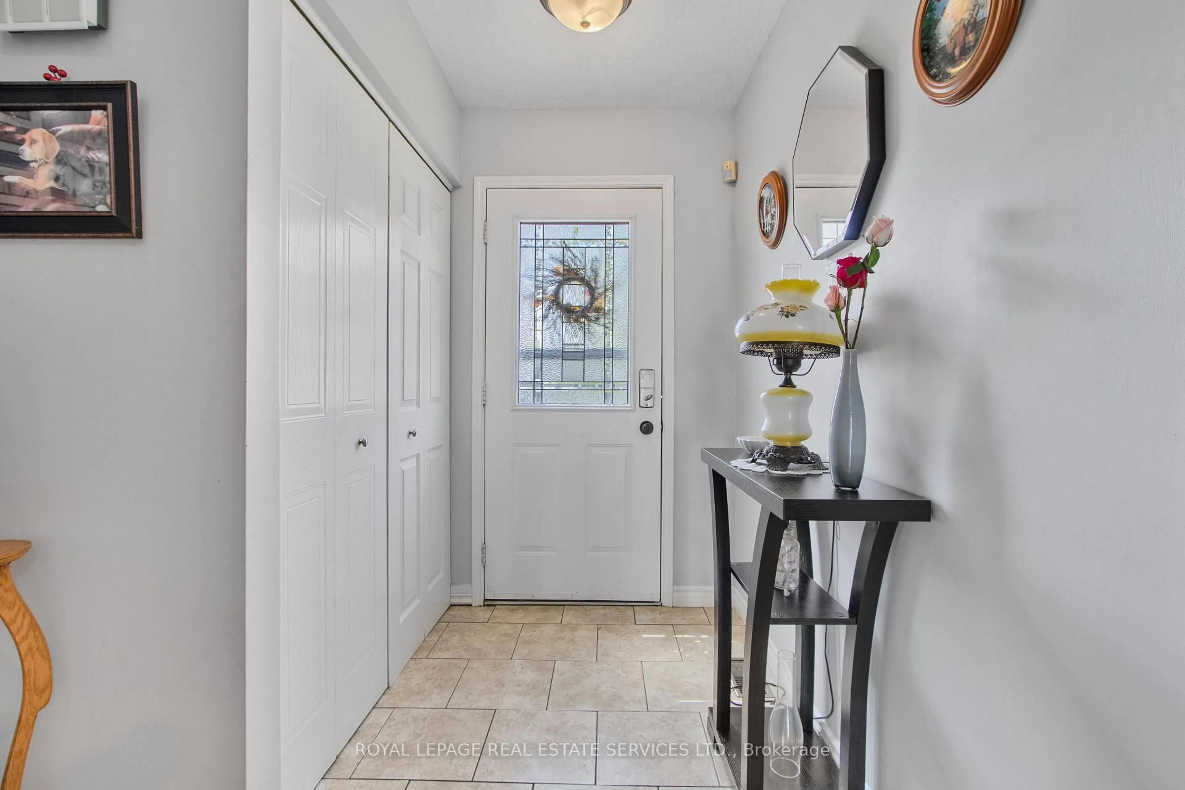 Indoor entryway for 140 Golfdale Cres, London South Ontario N6C 5X7