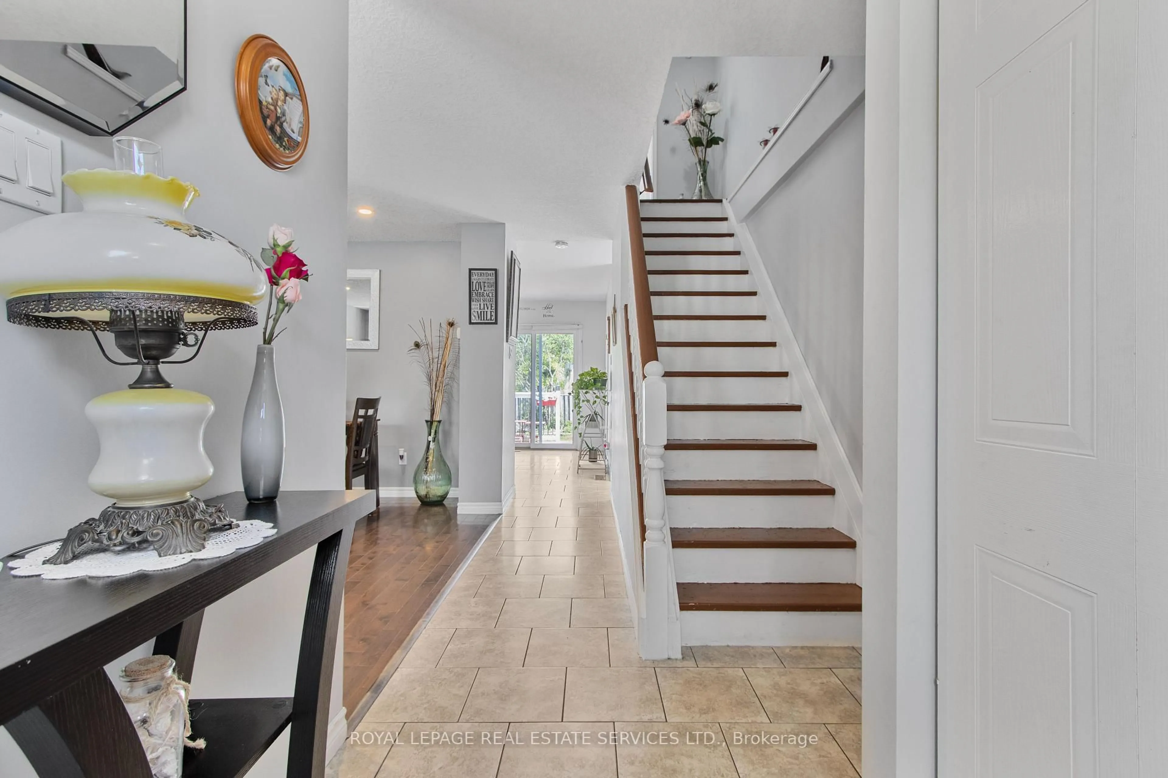 Indoor entryway for 140 Golfdale Cres, London South Ontario N6C 5X7
