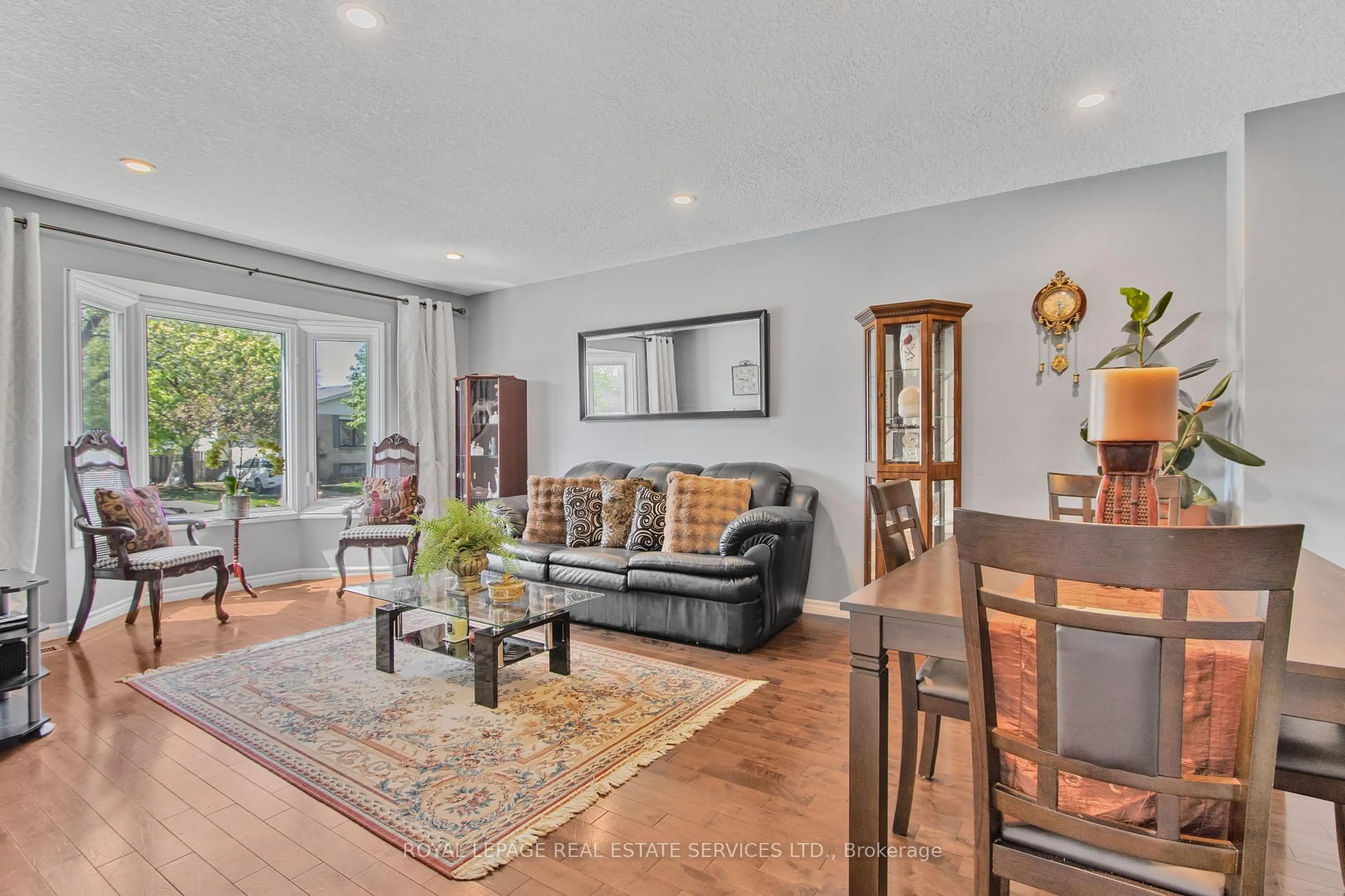 Living room with furniture, wood/laminate floor for 140 Golfdale Cres, London South Ontario N6C 5X7