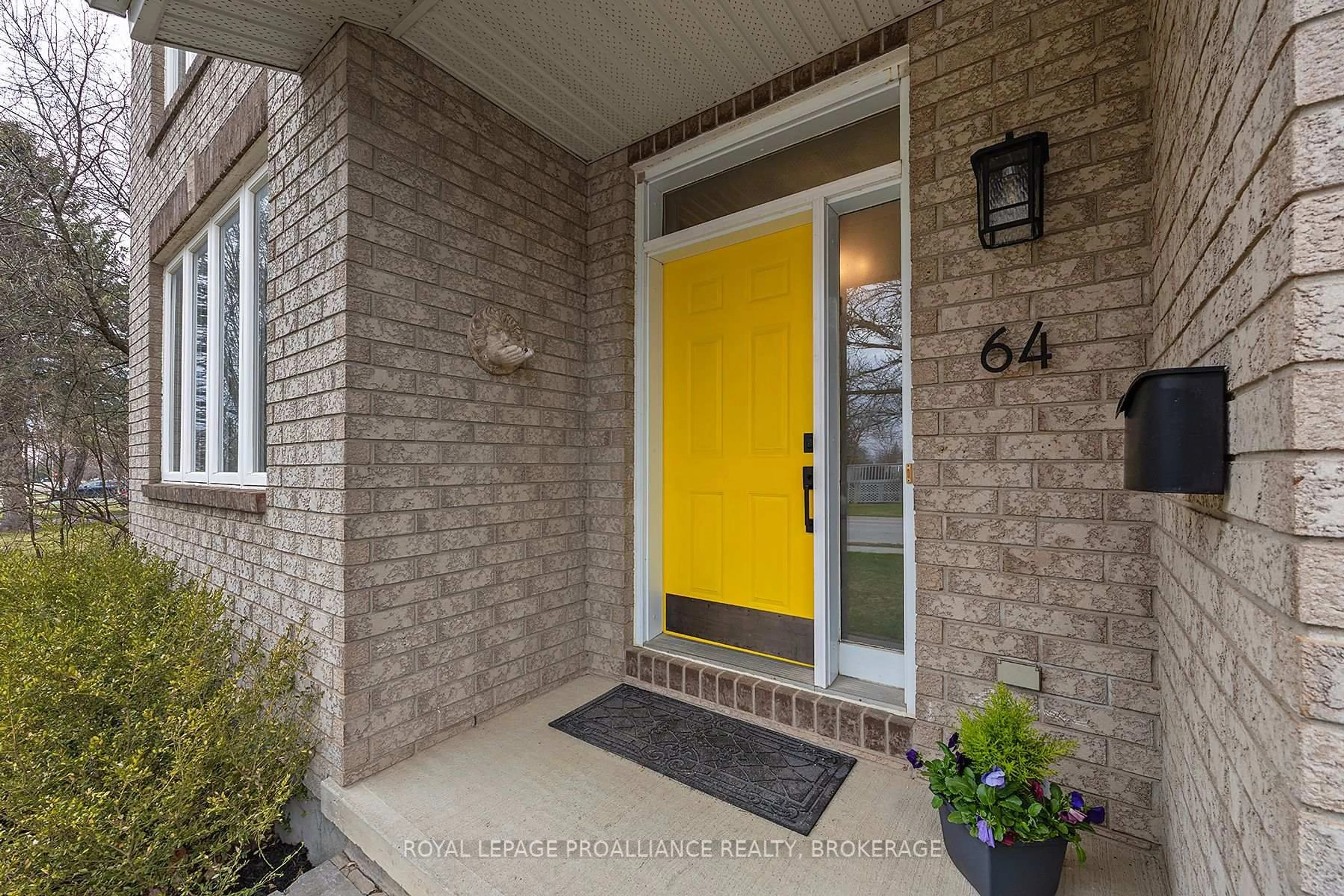 Indoor entryway for 64 Dalgleish Ave, Kingston Ontario K7K 7E1