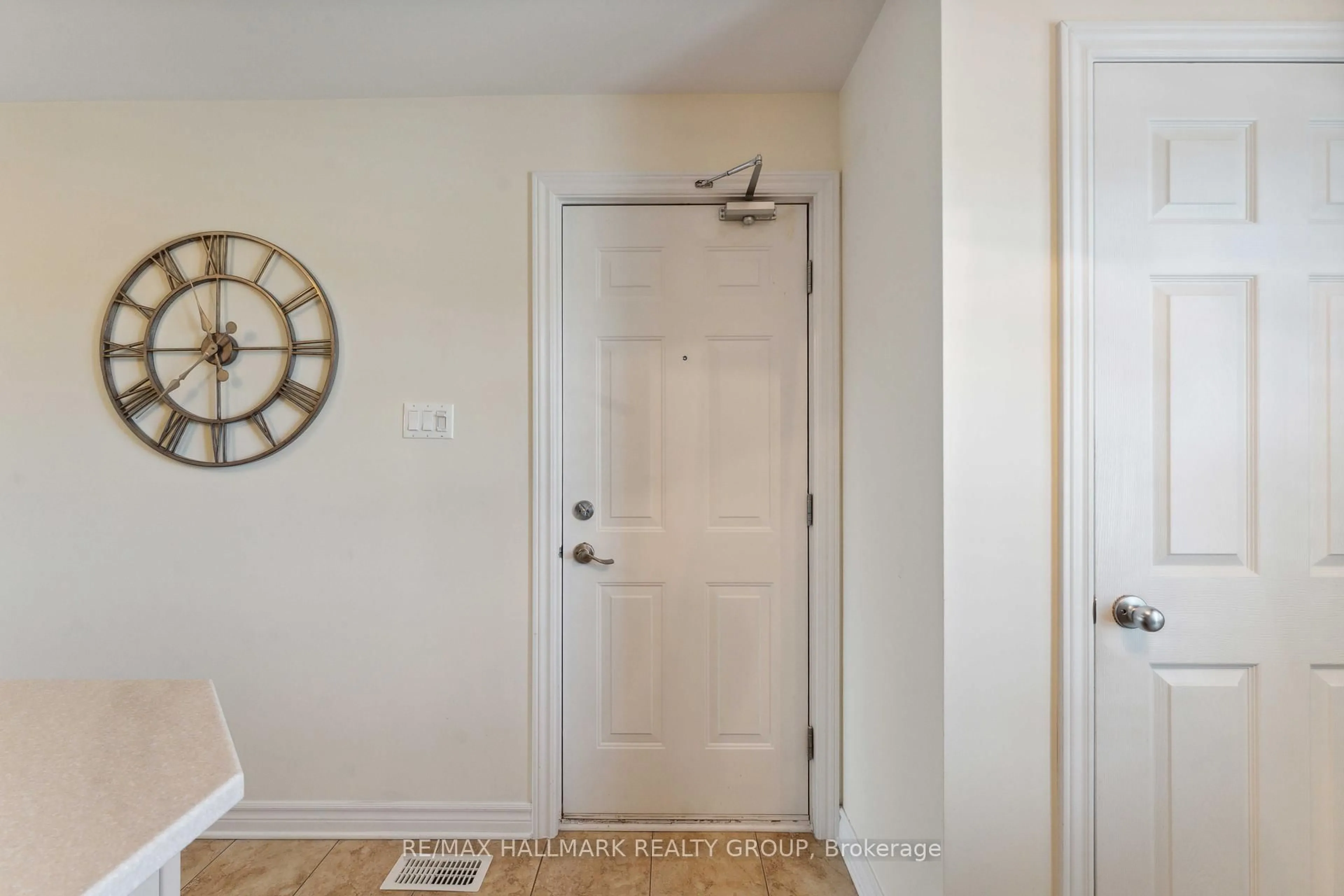 Indoor entryway for 2420 Esprit Dr, Orleans Ontario K4A 0R2