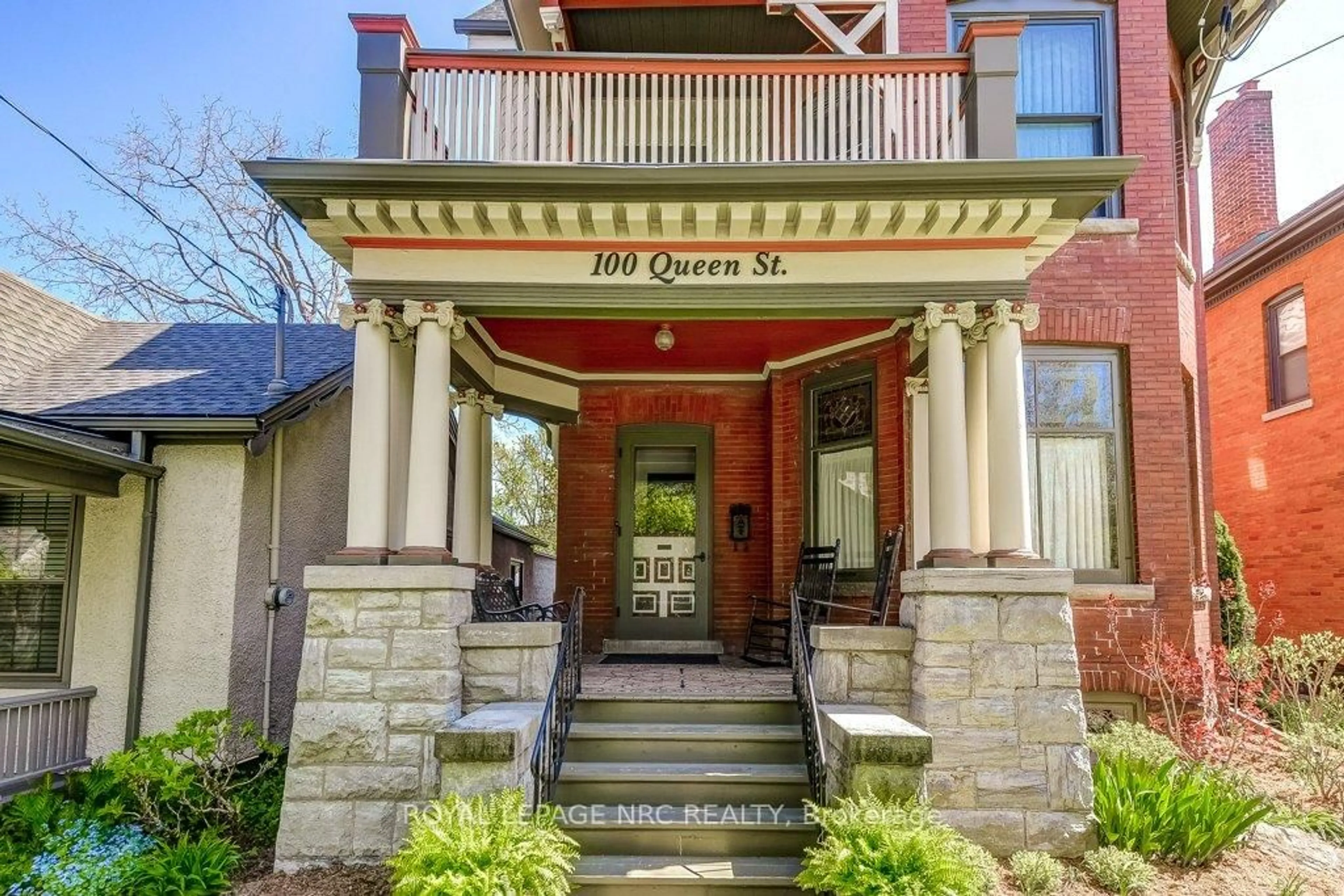 Indoor foyer for 100 Queen St, St. Catharines Ontario L2R 5H3