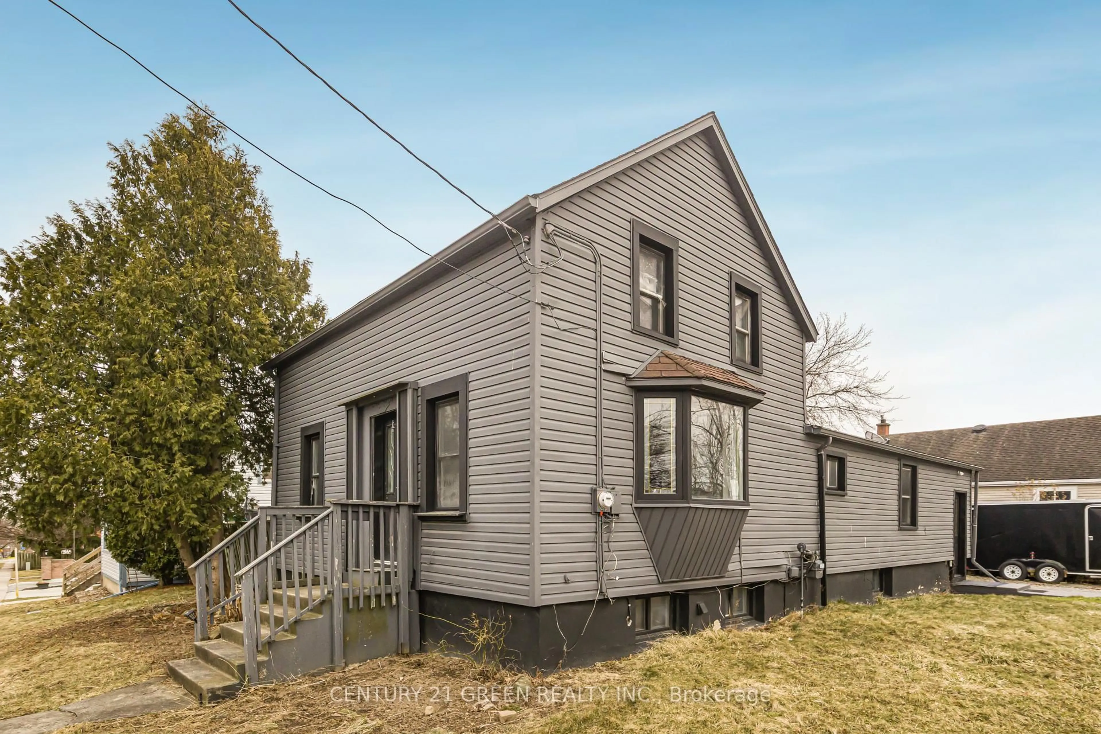 Home with vinyl exterior material, street for 35 ST DAVID St, Thorold Ontario L2V 2L3