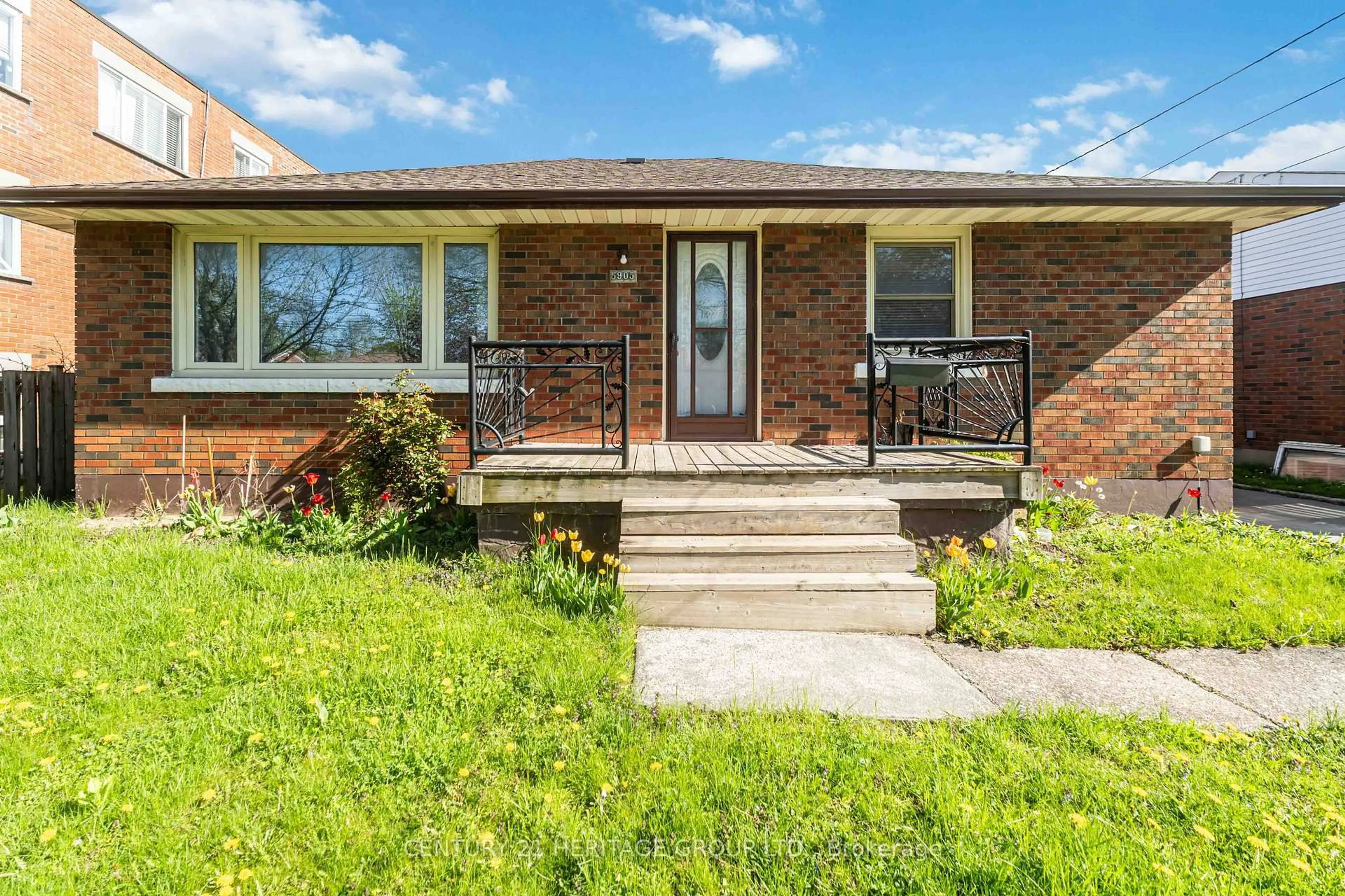 Home with brick exterior material, street for 5905 Valley Way, Niagara Falls Ontario L2E 1X9