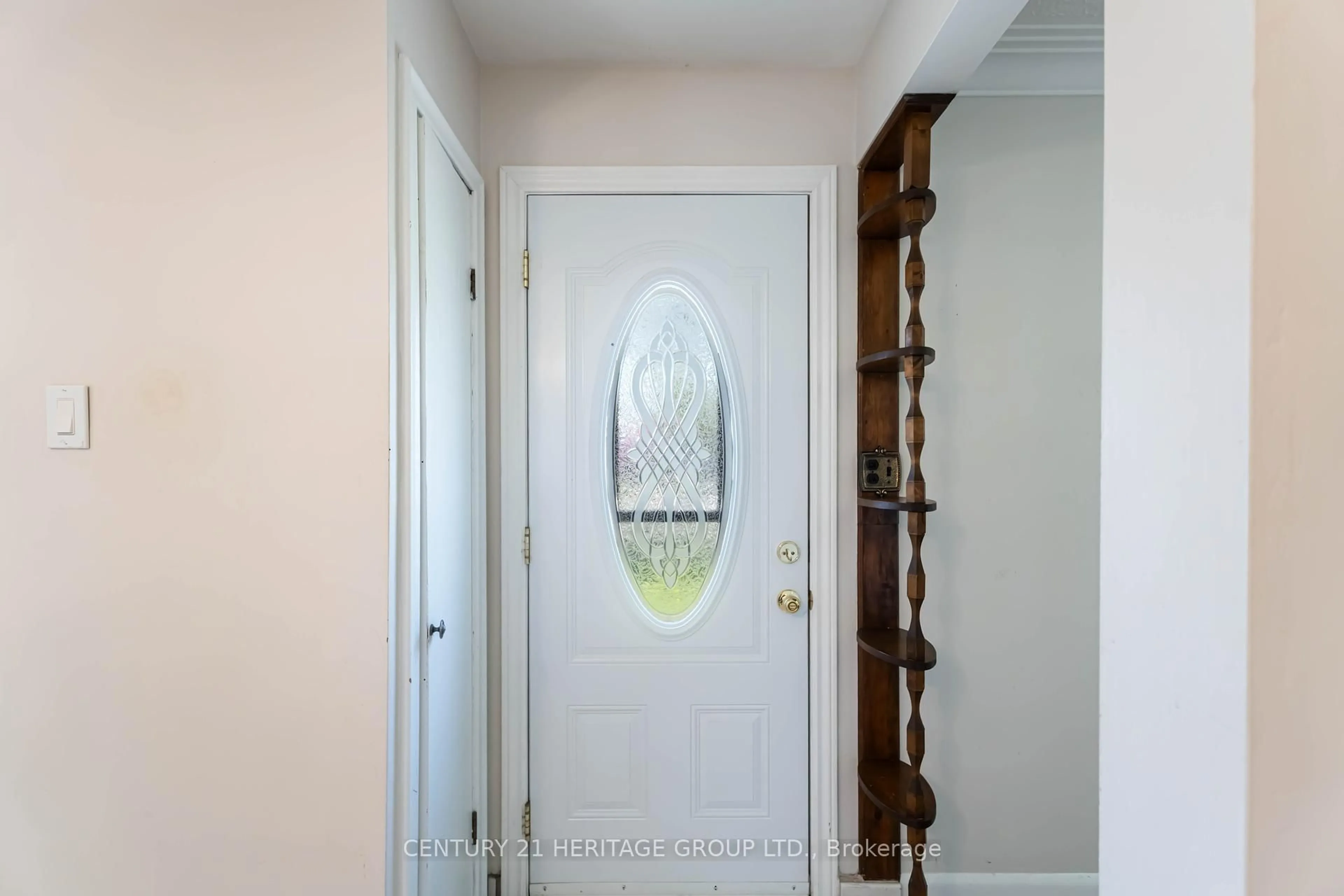 Indoor entryway for 5905 Valley Way, Niagara Falls Ontario L2E 1X9