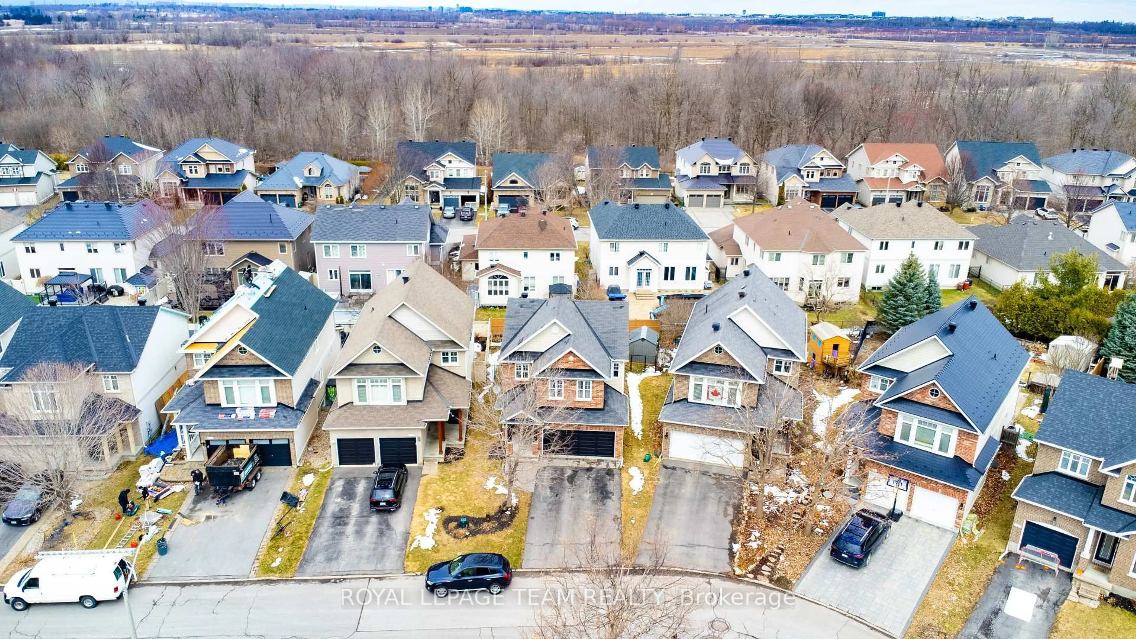 A pic from outside/outdoor area/front of a property/back of a property/a pic from drone, street for 817 Feather Moss Way, Ottawa Ontario K1V 1X3