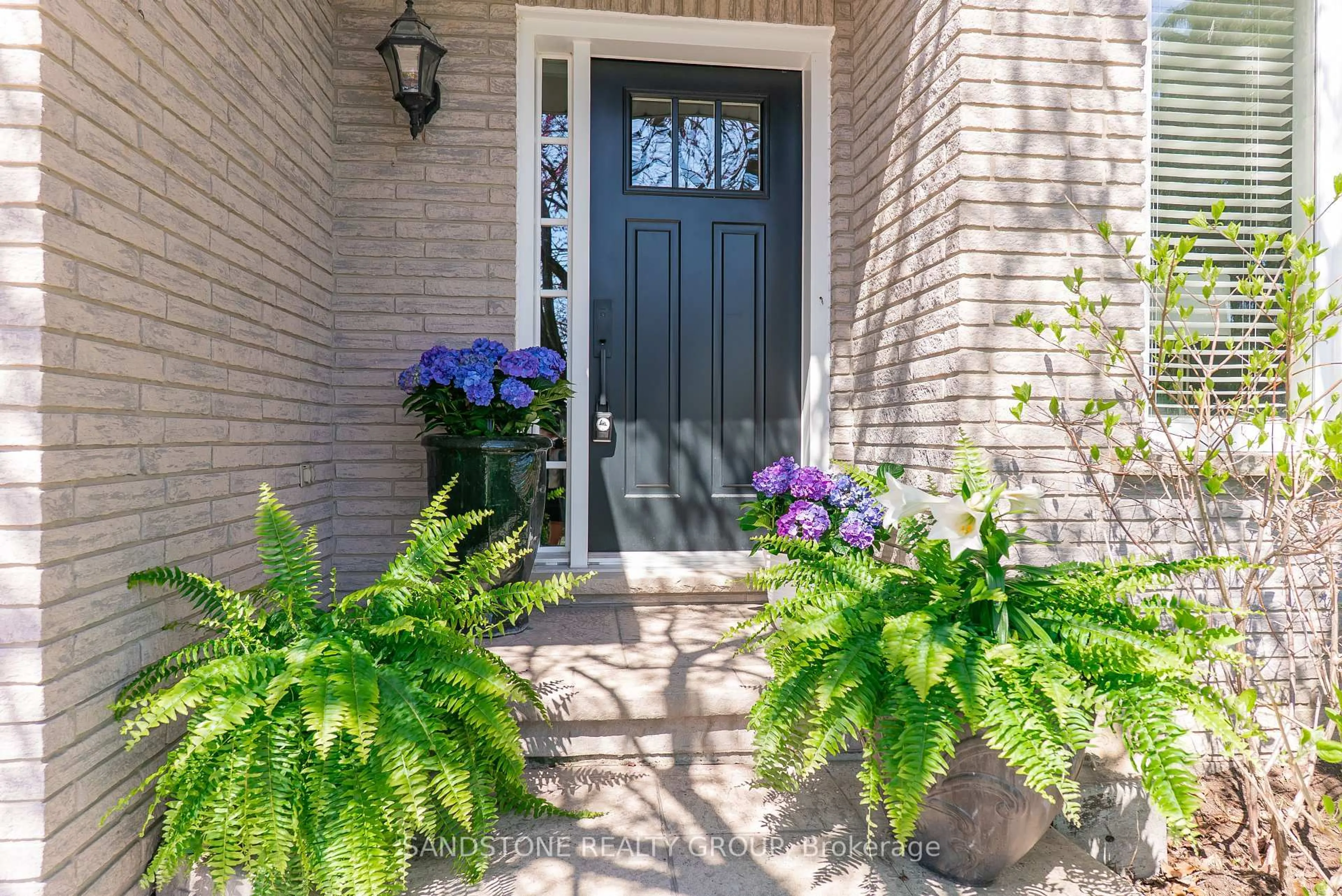 Indoor entryway for 45 Richmond Cres, Hamilton Ontario L8E 5T9