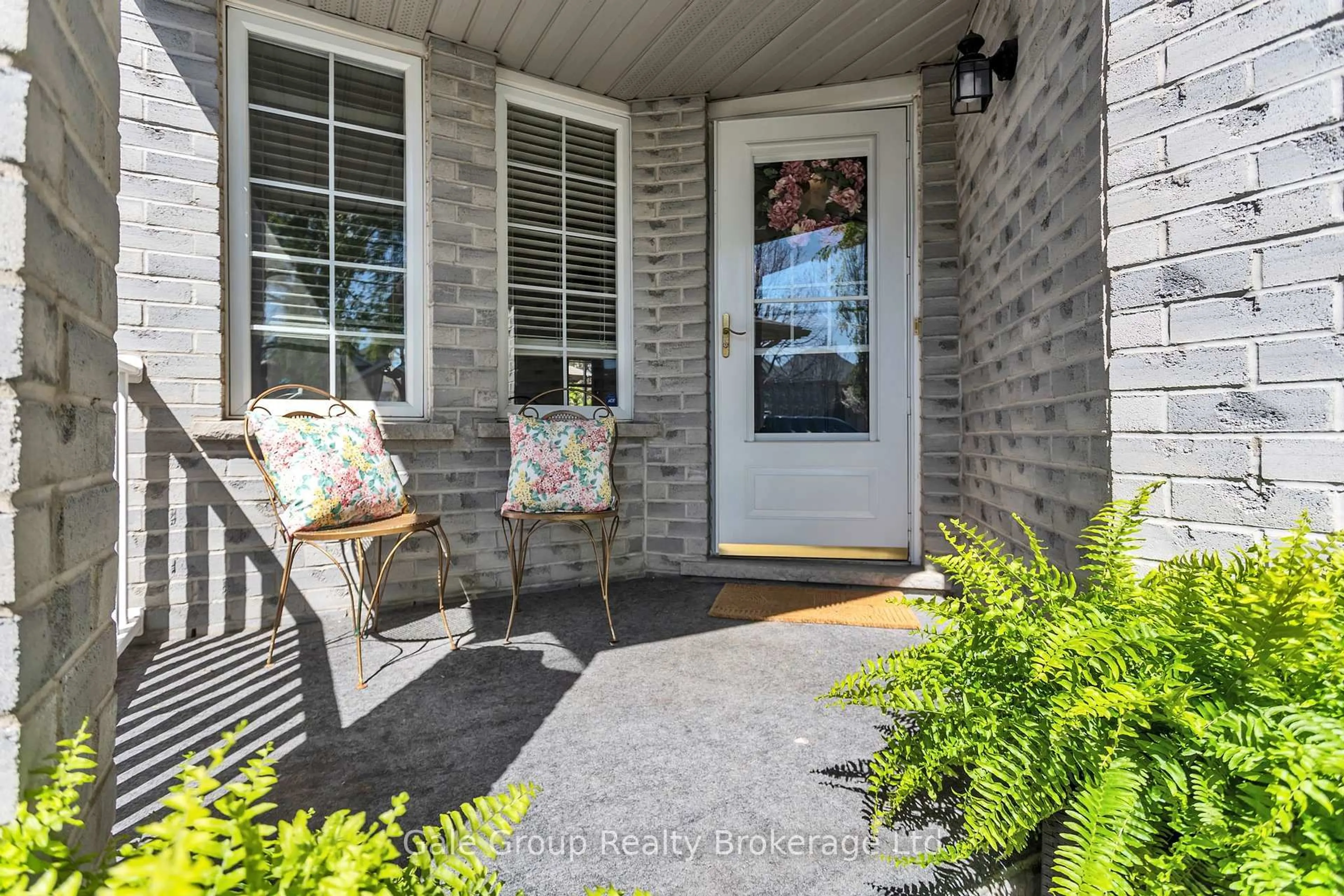 Indoor entryway for 512 Ontario St, Woodstock Ontario N4V 1H2