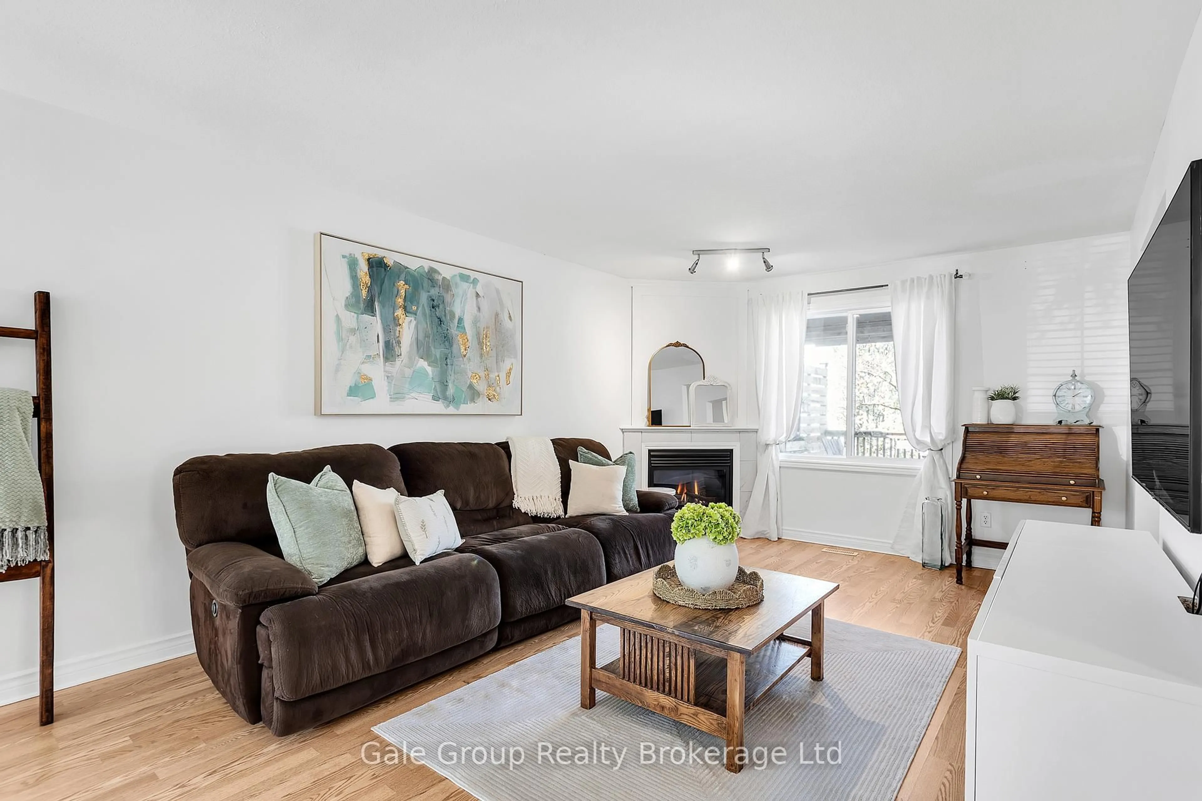 Living room with furniture, wood/laminate floor for 512 Ontario St, Woodstock Ontario N4V 1H2