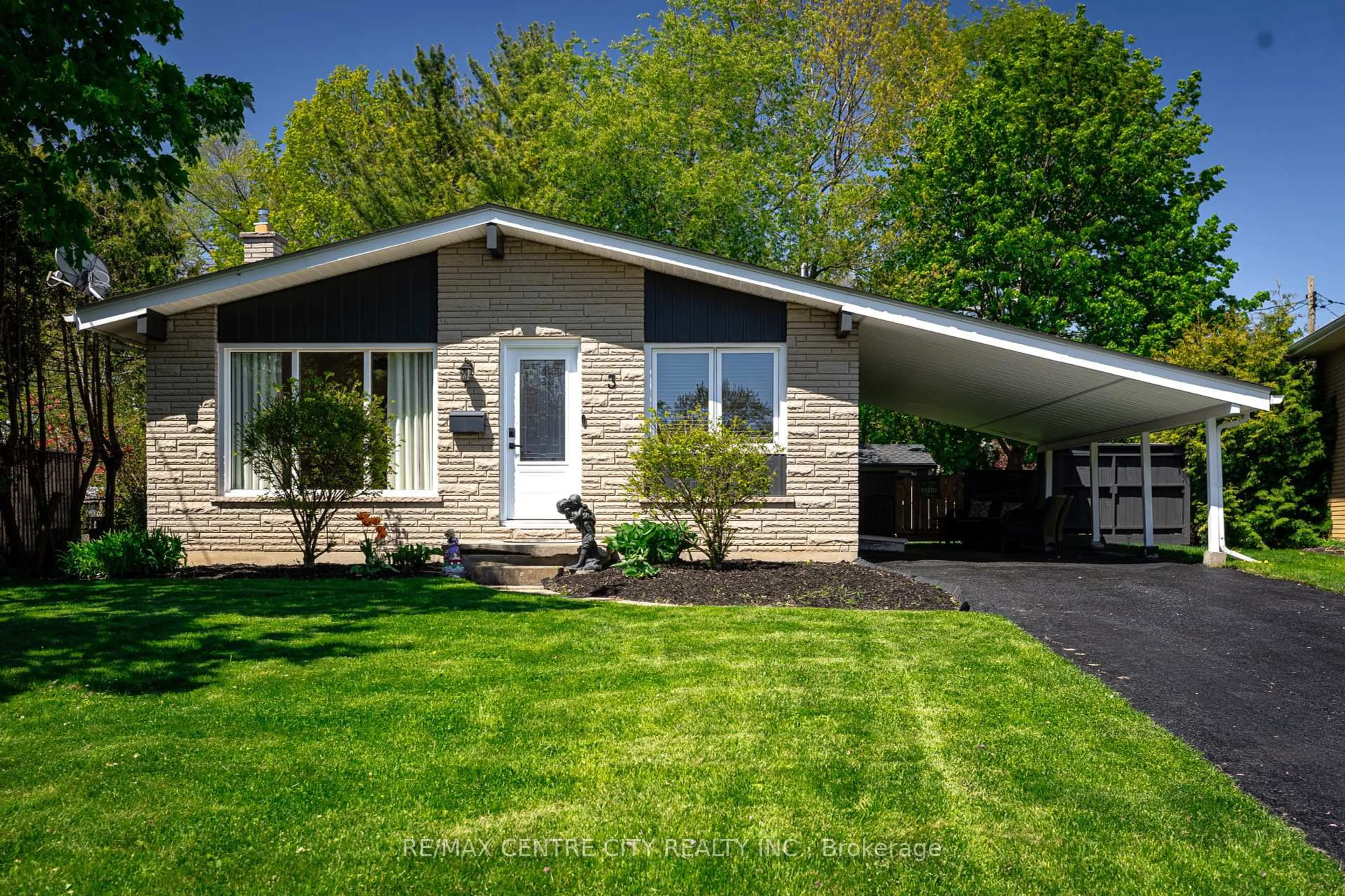Home with vinyl exterior material, street for 3 Ashton Pl, St. Thomas Ontario N5R 4R1