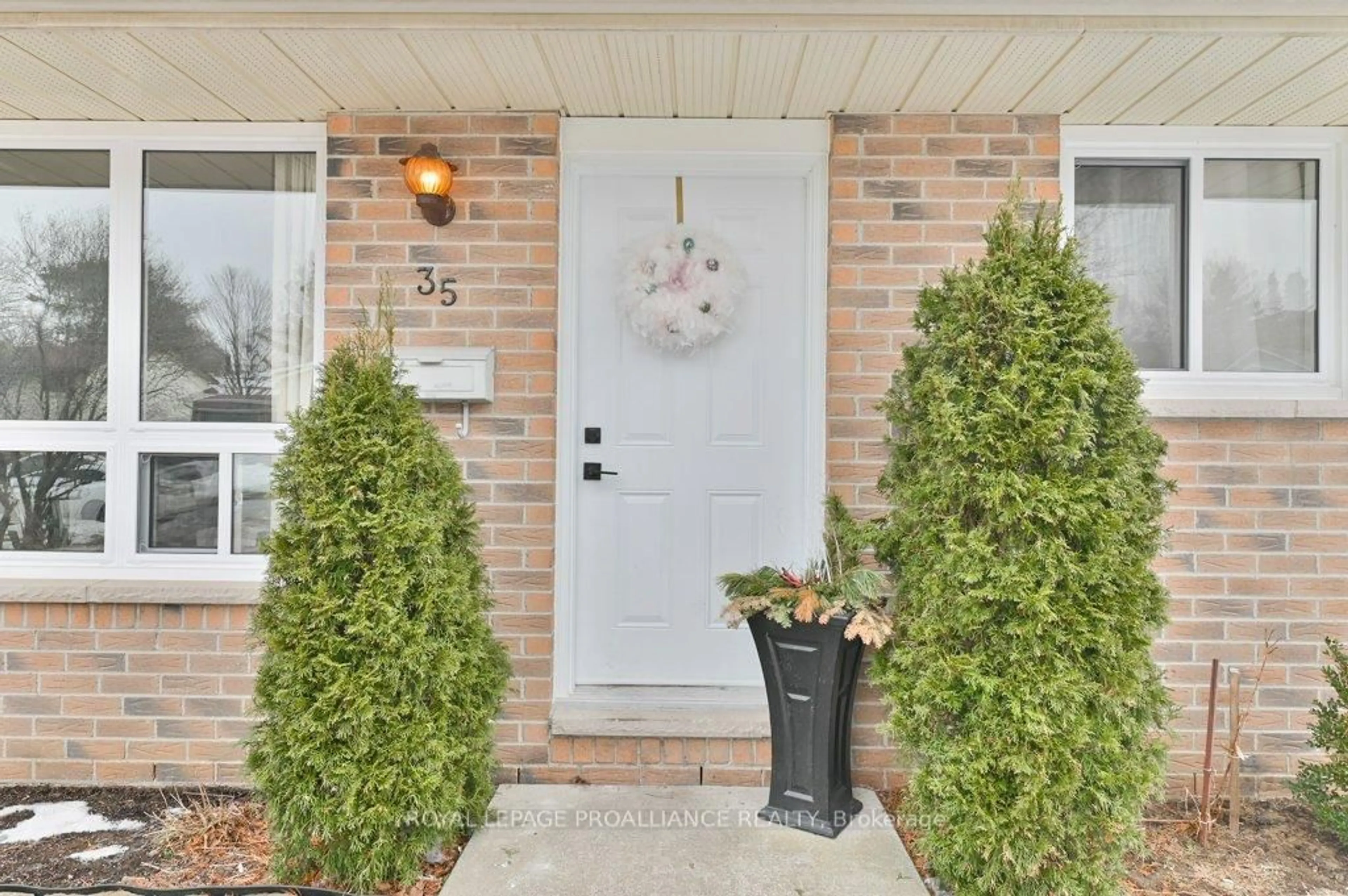 Indoor entryway for 35 Van Alstine Dr, Quinte West Ontario K8V 6K7