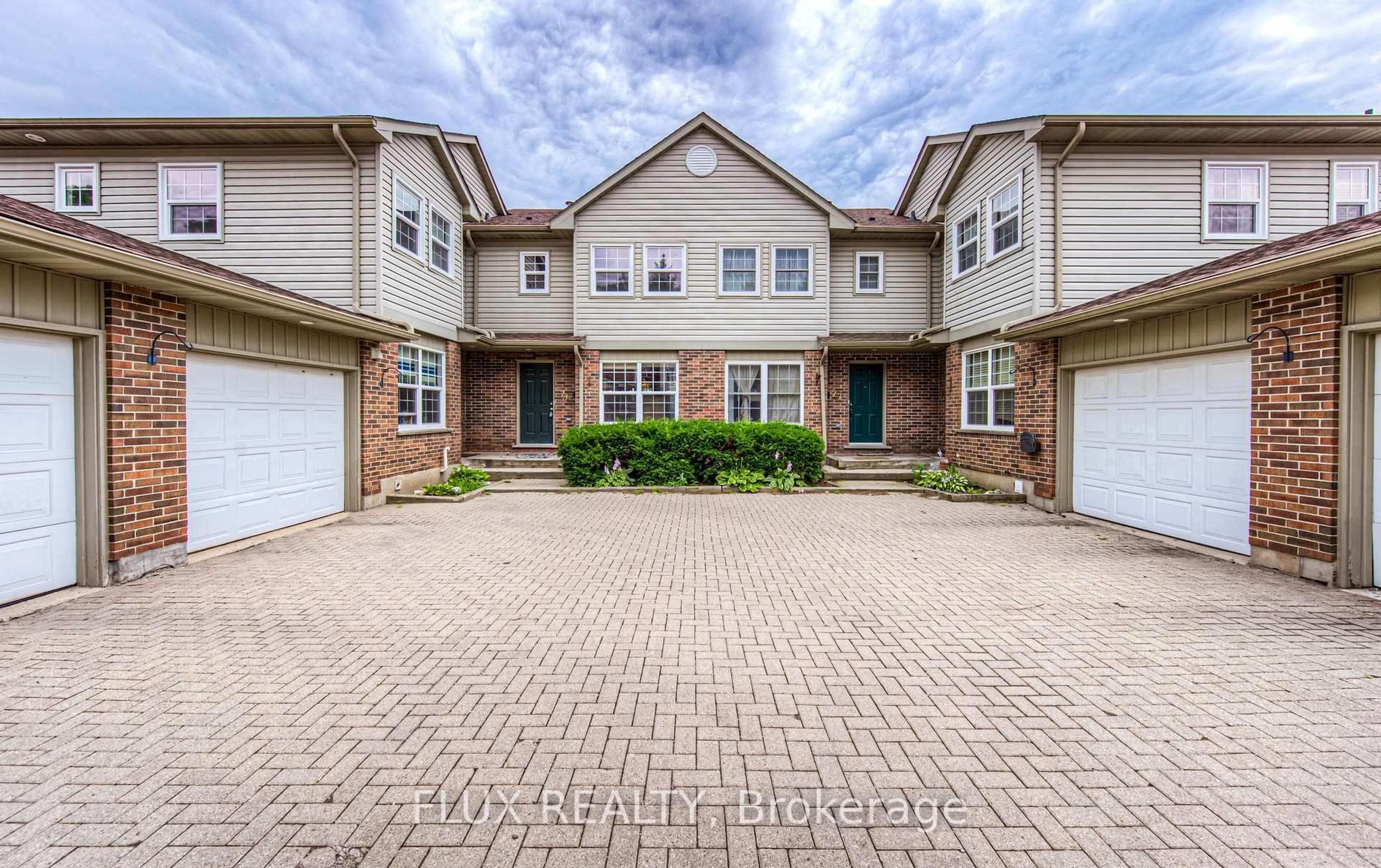 A pic from outside/outdoor area/front of a property/back of a property/a pic from drone, street for 250 Keats Way #26, Waterloo Ontario N2L 6J5