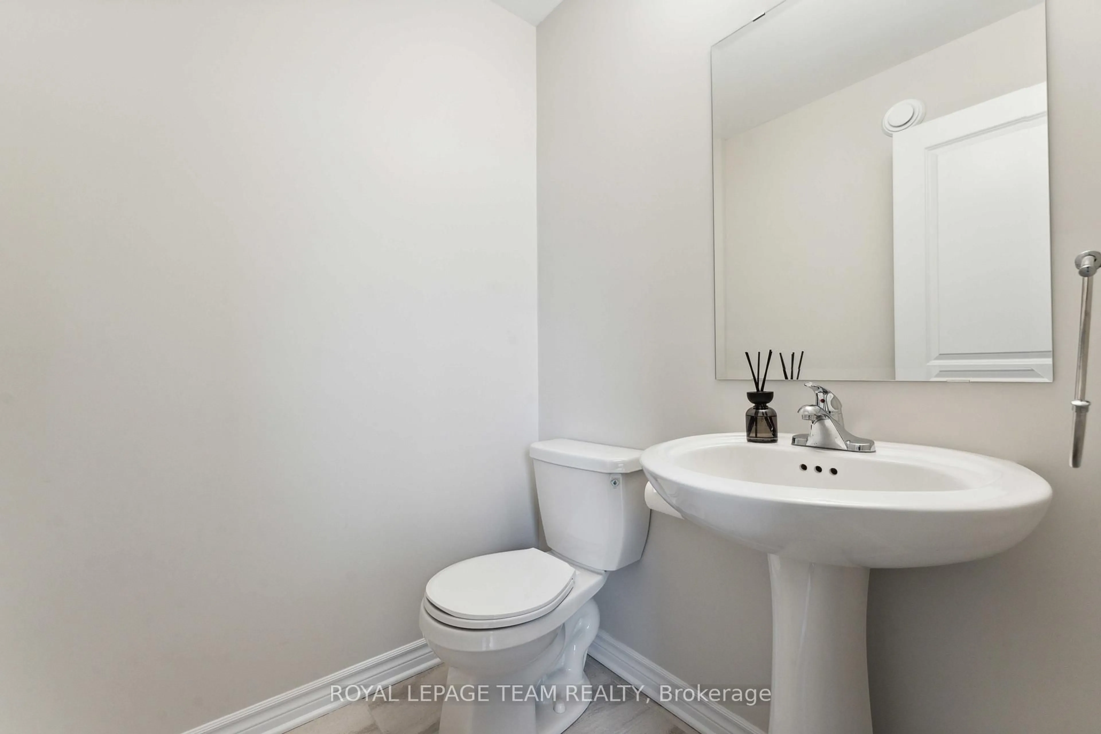 Standard bathroom, ceramic/tile floor for 599 CARTOGRAPHE St, Ottawa Ontario K4A 3N6