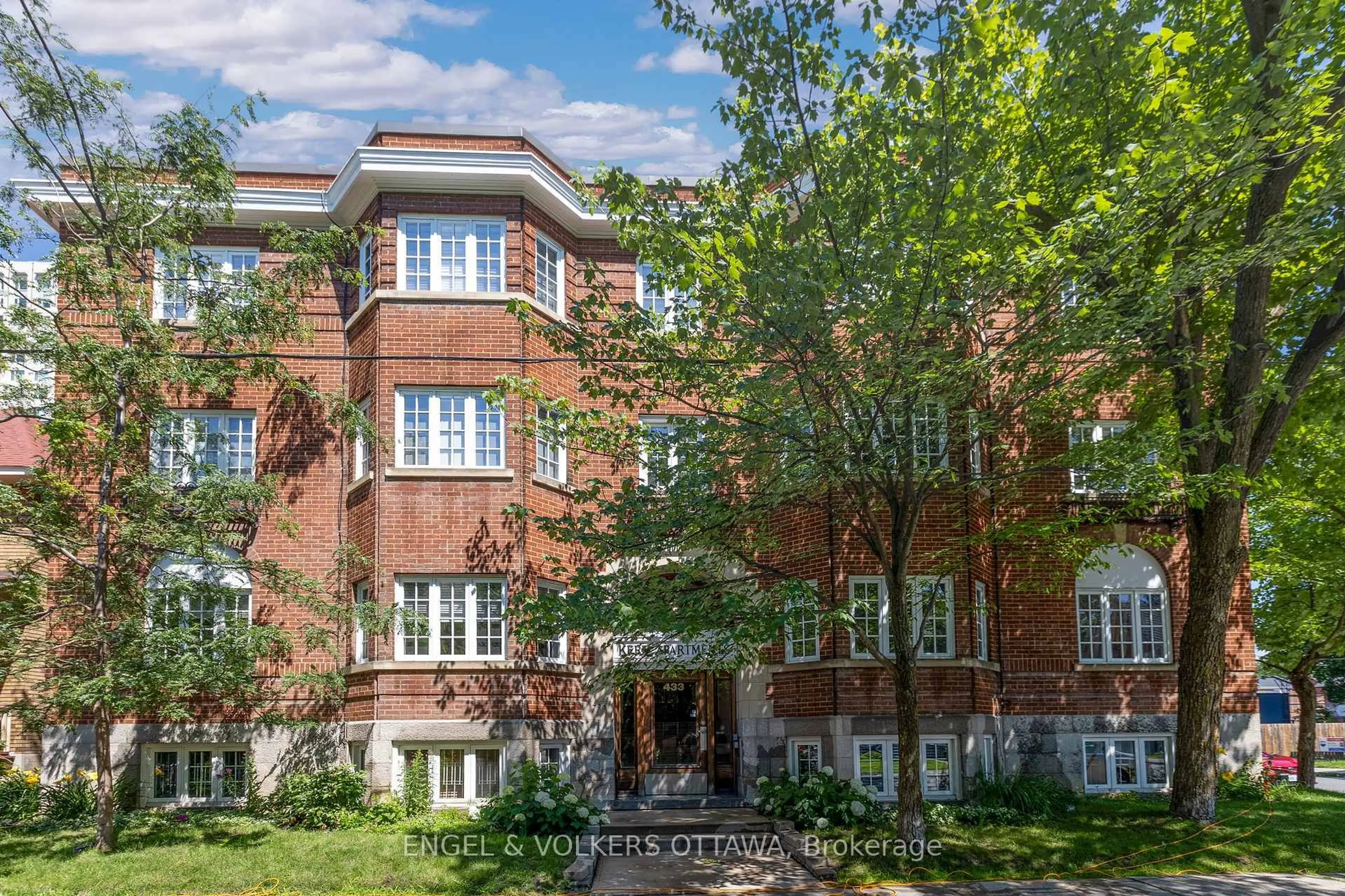Home with brick exterior material, building for 433 Besserer St #2, Ottawa Ontario K1N 6B9