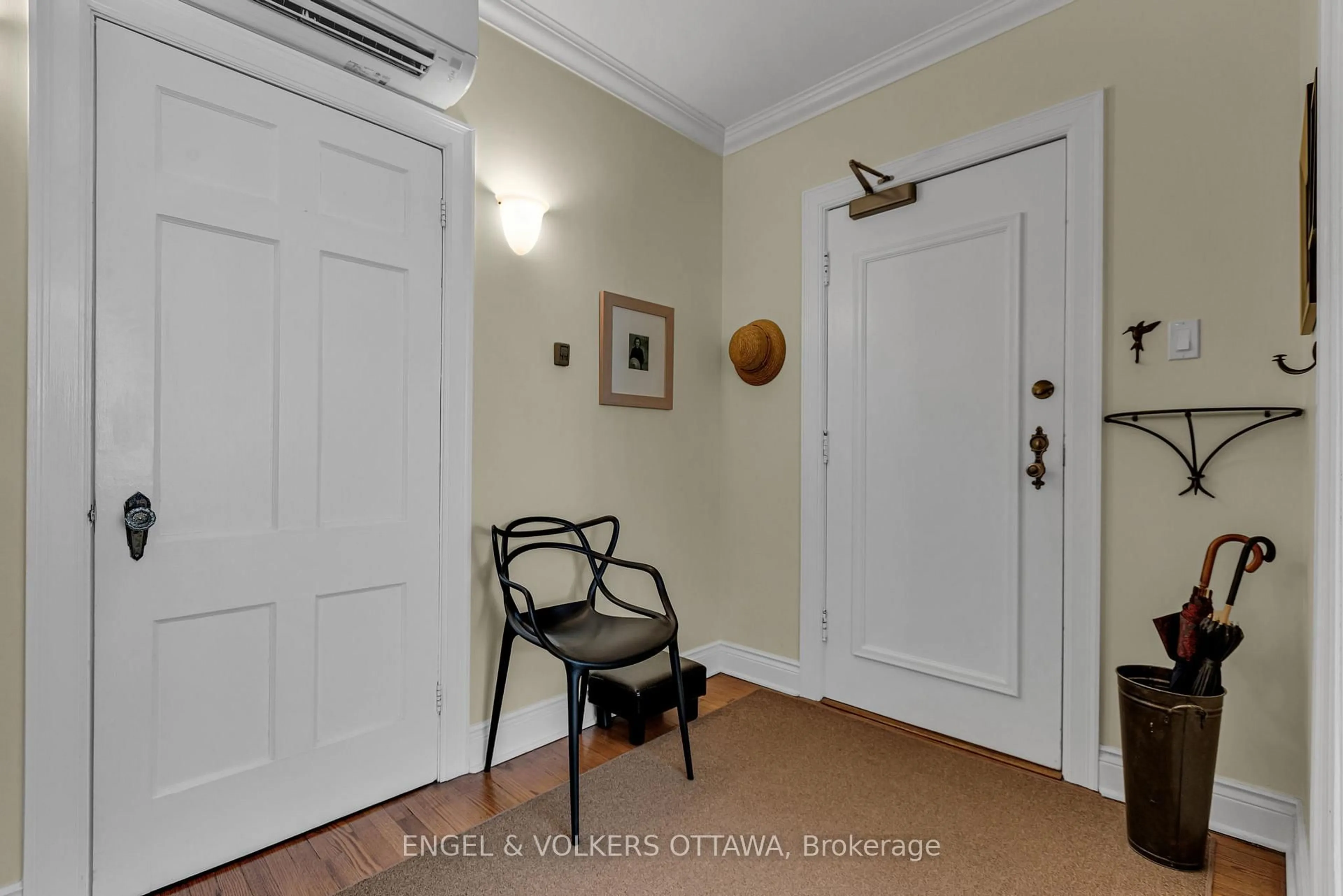 Indoor foyer for 433 Besserer St #2, Ottawa Ontario K1N 6B9