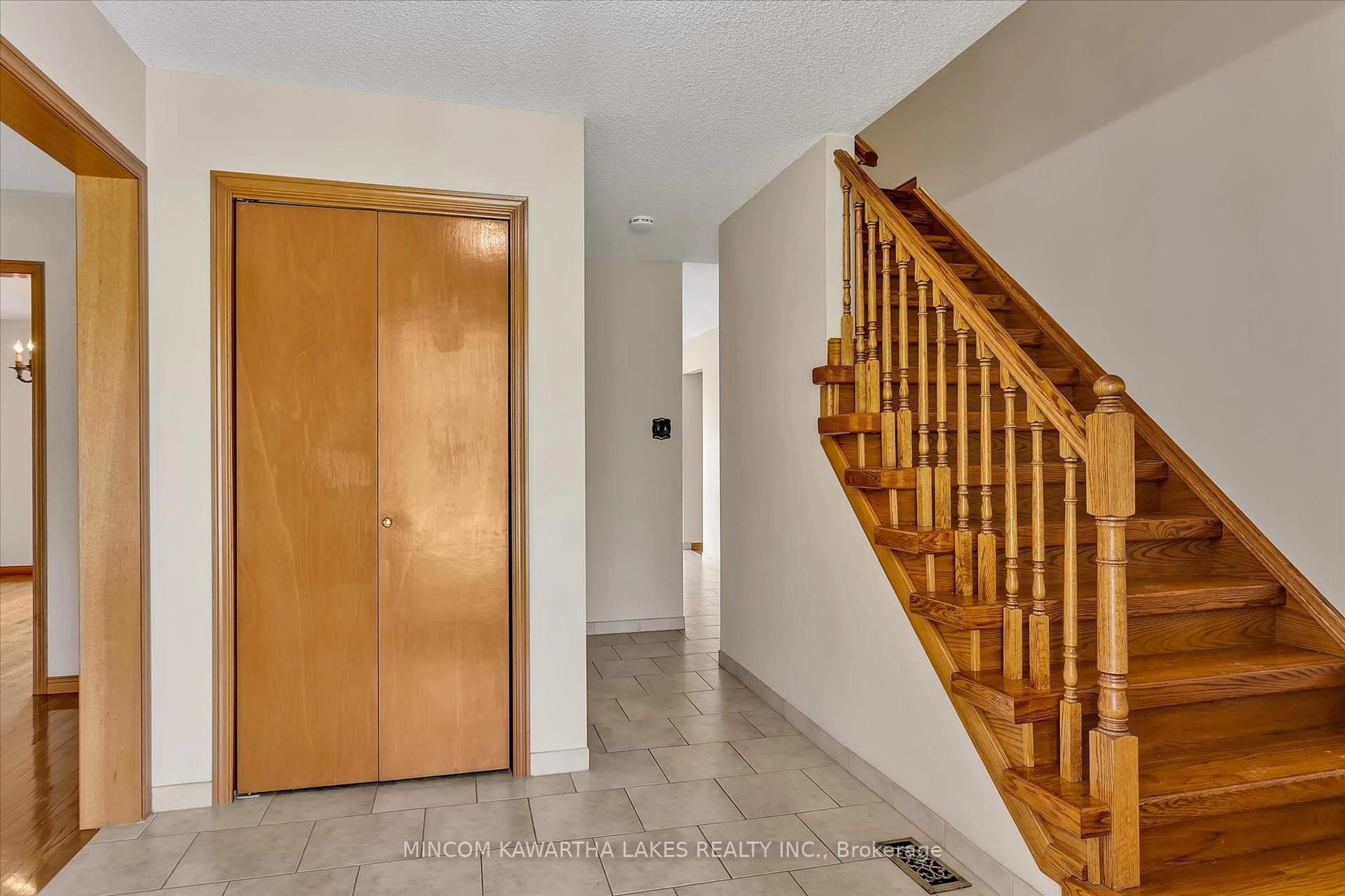 Indoor foyer for 1914 Parkwood Circ, Peterborough West Ontario K9J 8C6