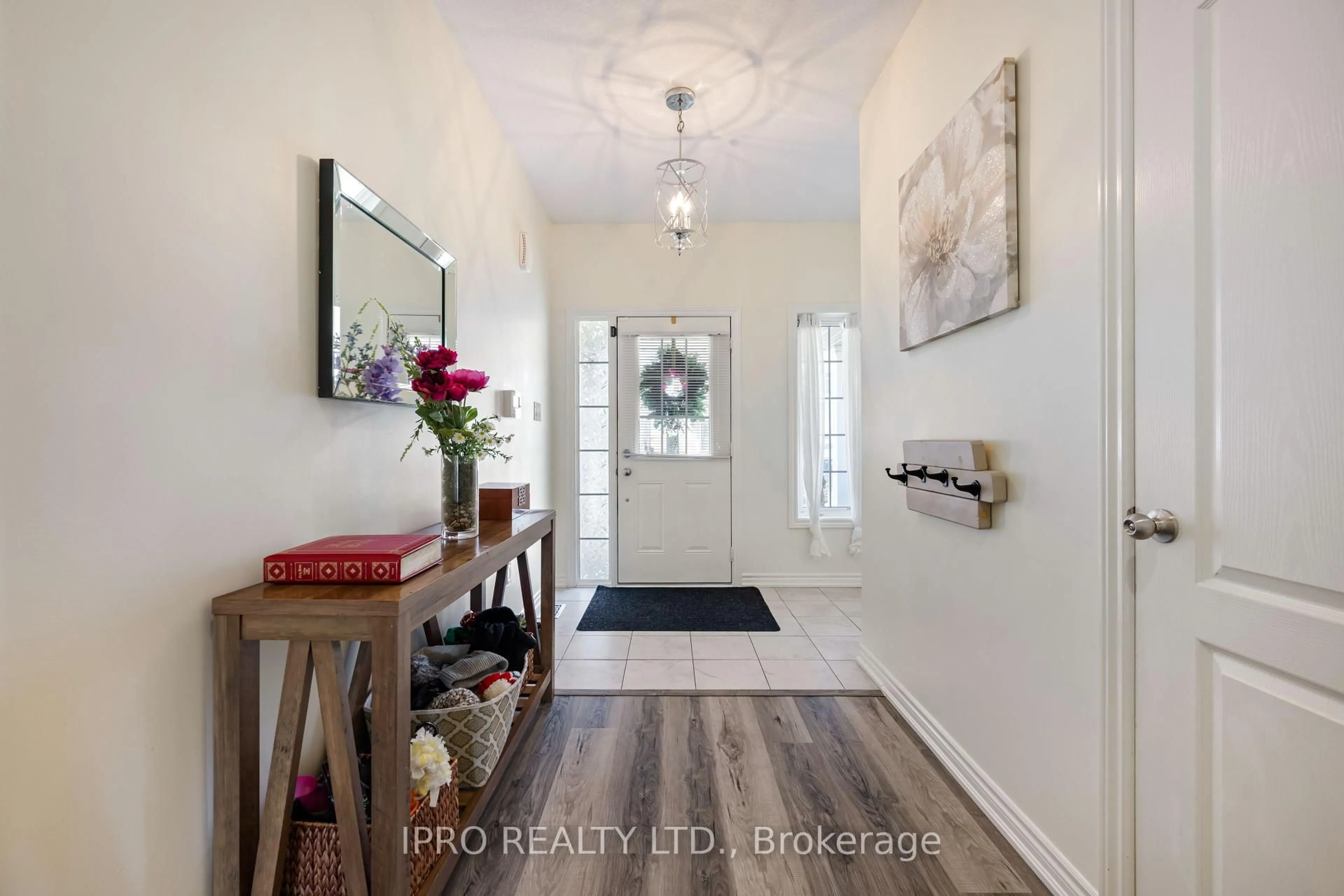 Indoor entryway for 120 Courtney St, Centre Wellington Ontario N1M 0E3