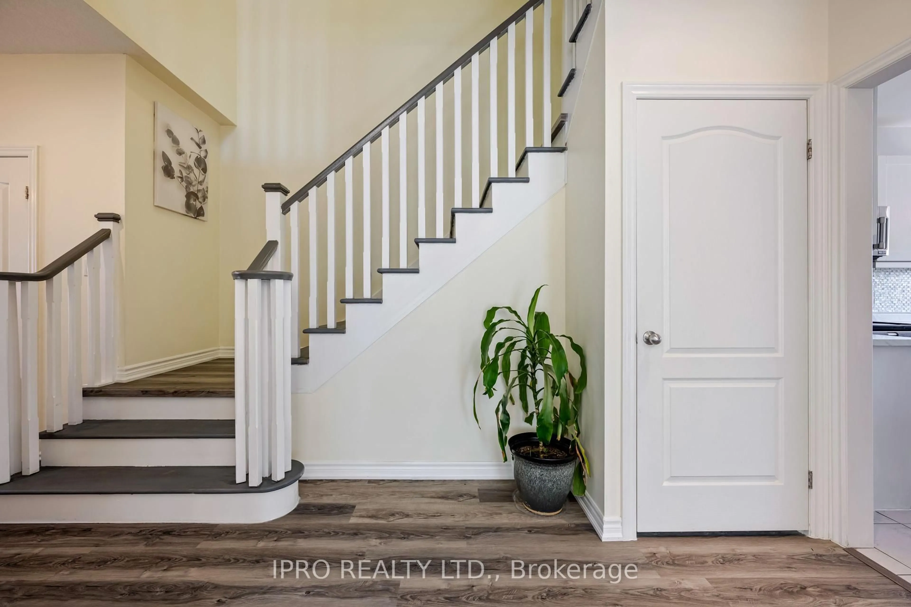Indoor entryway for 120 Courtney St, Centre Wellington Ontario N1M 0E3