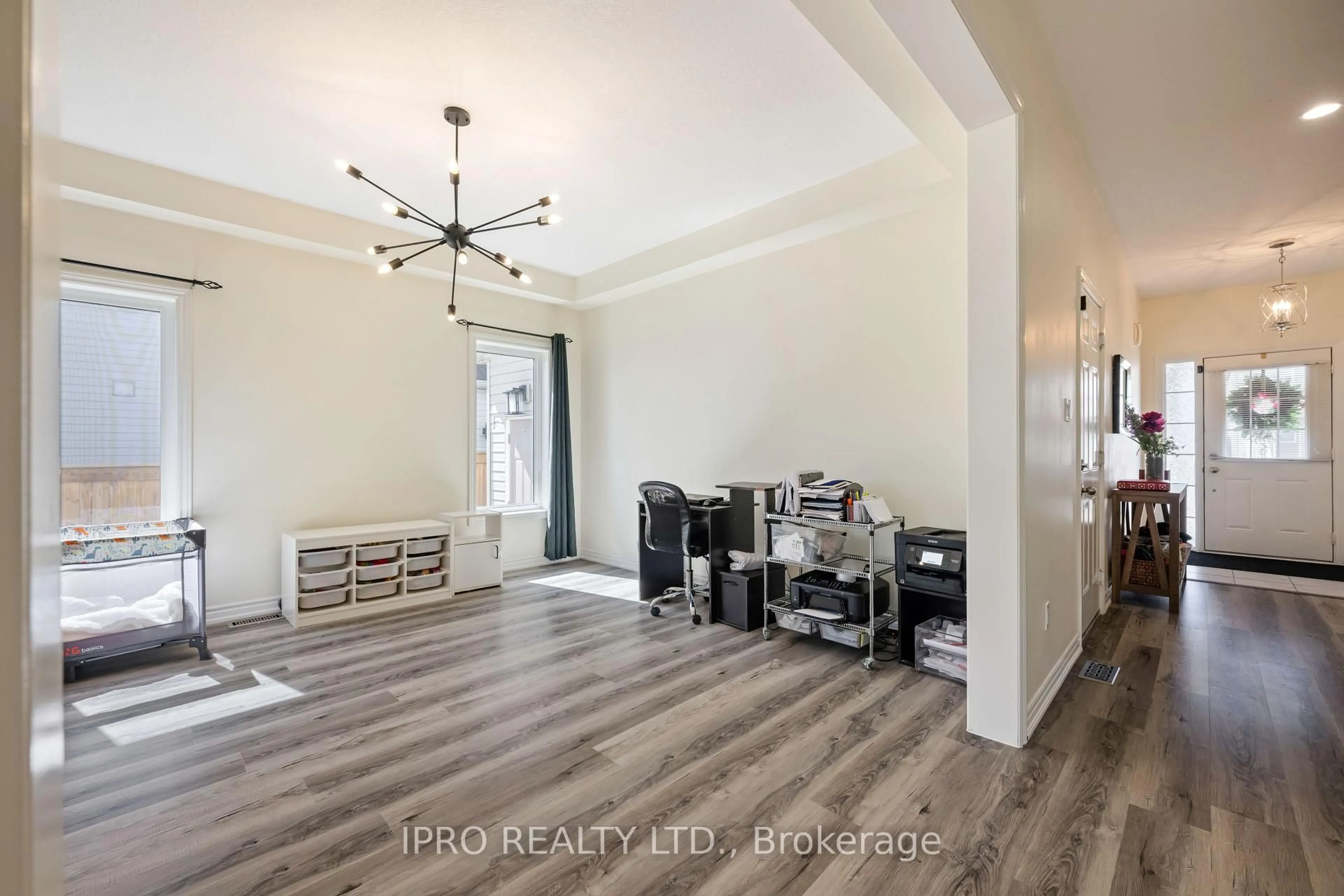 Indoor entryway for 120 Courtney St, Centre Wellington Ontario N1M 0E3