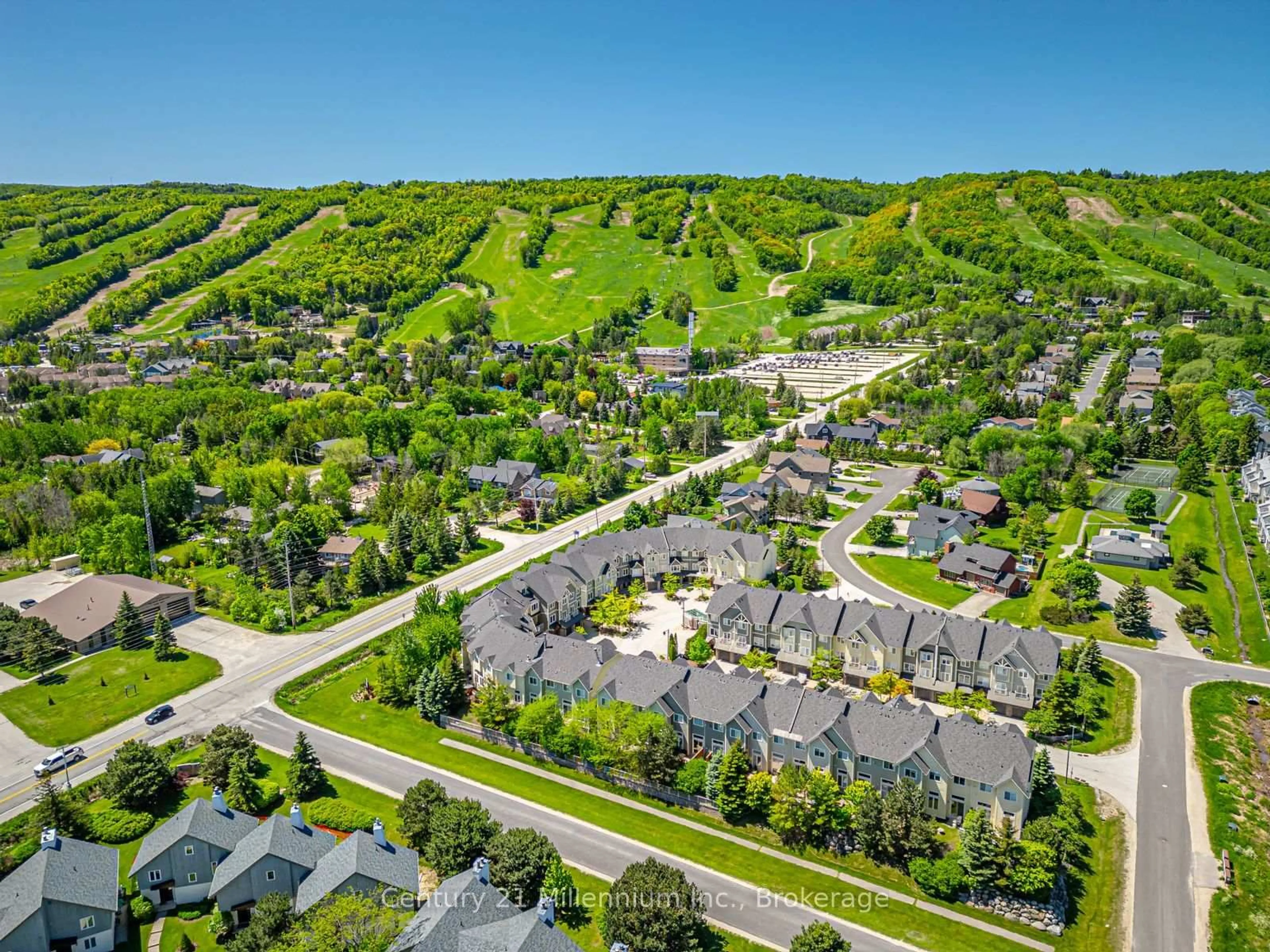 A pic from outside/outdoor area/front of a property/back of a property/a pic from drone, street for 104 Farm Gate Rd #18, Blue Mountains Ontario L9Y 3Z2