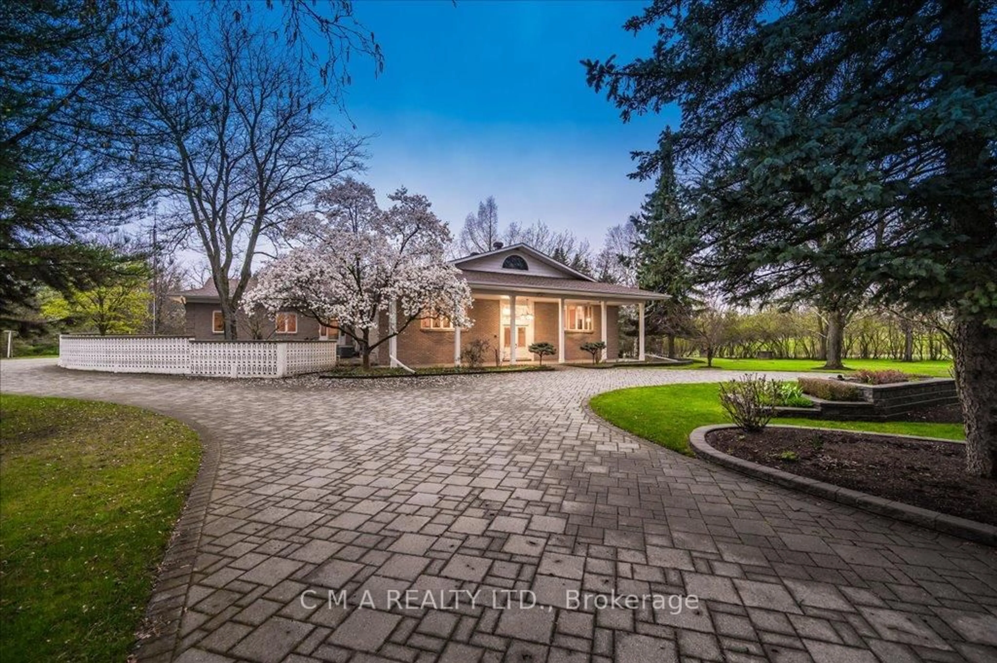 A pic from outside/outdoor area/front of a property/back of a property/a pic from drone, street for 35 Charing Cross, Waterloo Ontario N2J 4G8